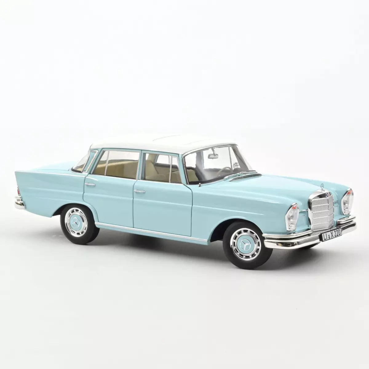 Voiture miniature collection 1/18 Mercedes-Benz 220 S 1965 Bleu clair Norev 183920