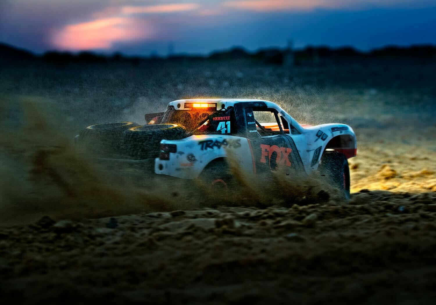 Traxxas 8485 Kit Leds + Alimentation amplificateur pour l'UDR - Breizh Modélisme.