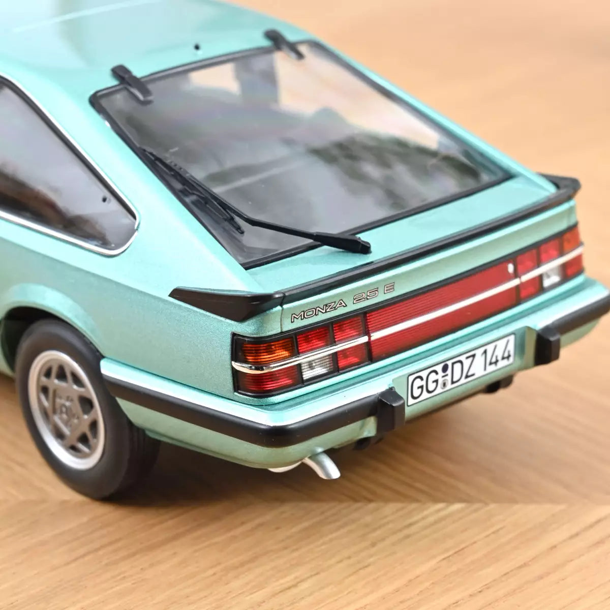 Voiture miniature collection 1/18 Opel Monza 2.5 E 1983 Vert Beryll métallisé Norev 183643