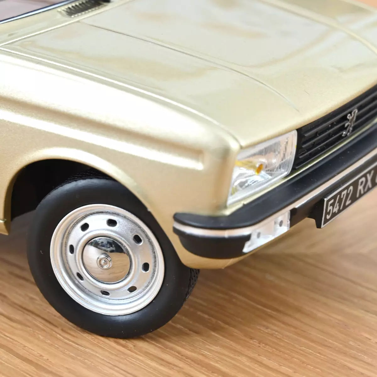 Voiture miniature collection 1/18 Peugeot 104 GR 1981 Beige métallisé Norev 184904