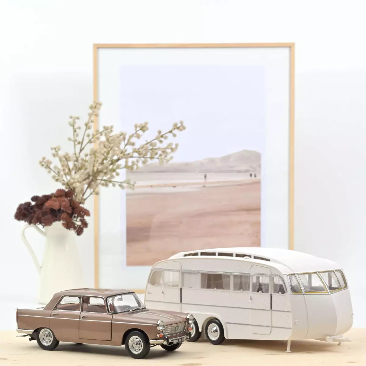 Voiture miniature collection 1/18 Peugeot 404 1965 Marron métallisé avec Caravane Hénon Norev 184837