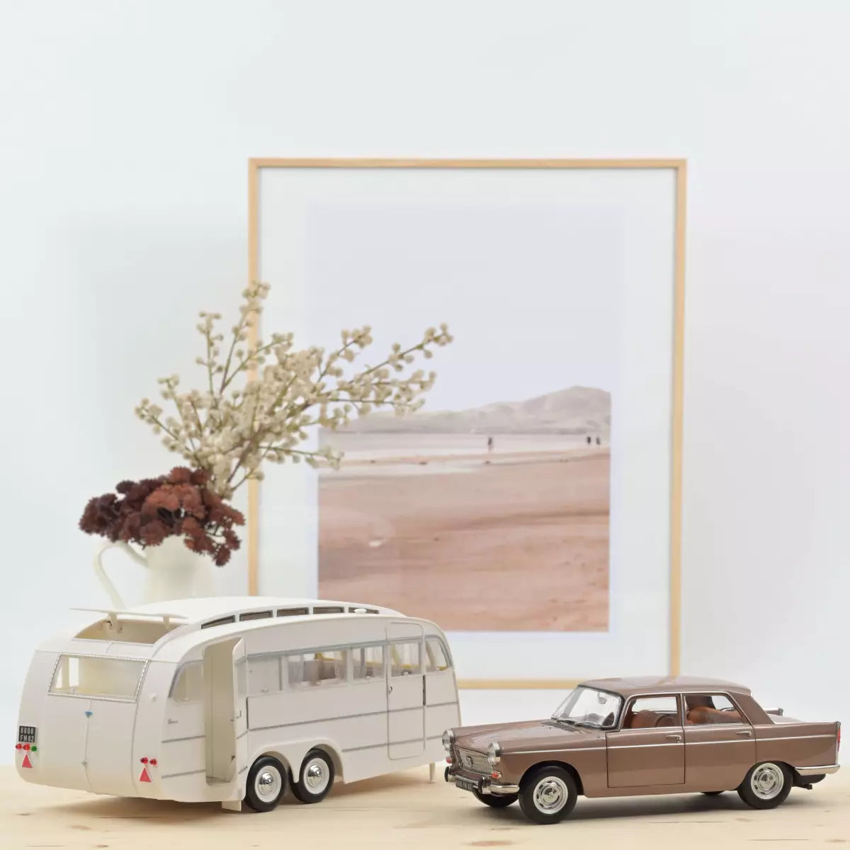 Voiture miniature collection 1/18 Peugeot 404 1965 Marron métallisé avec Caravane Hénon Norev 184837