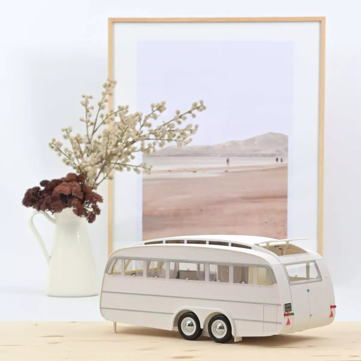Voiture miniature collection 1/18 Peugeot 404 1965 Marron métallisé avec Caravane Hénon Norev 184837