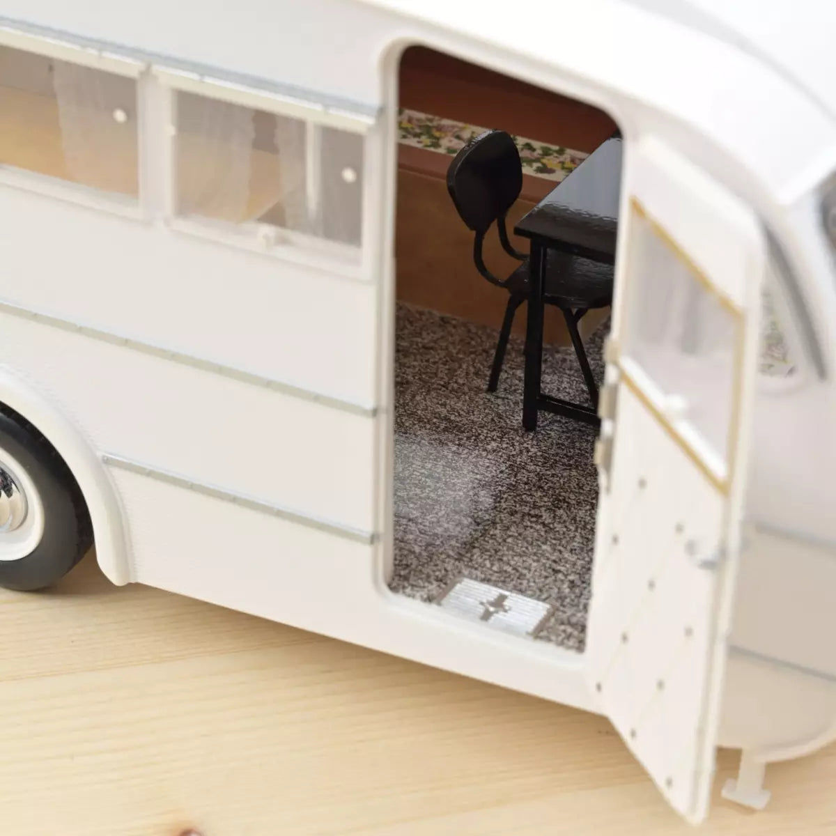Voiture miniature collection 1/18 Peugeot 404 1965 Marron métallisé avec Caravane Hénon Norev 184837
