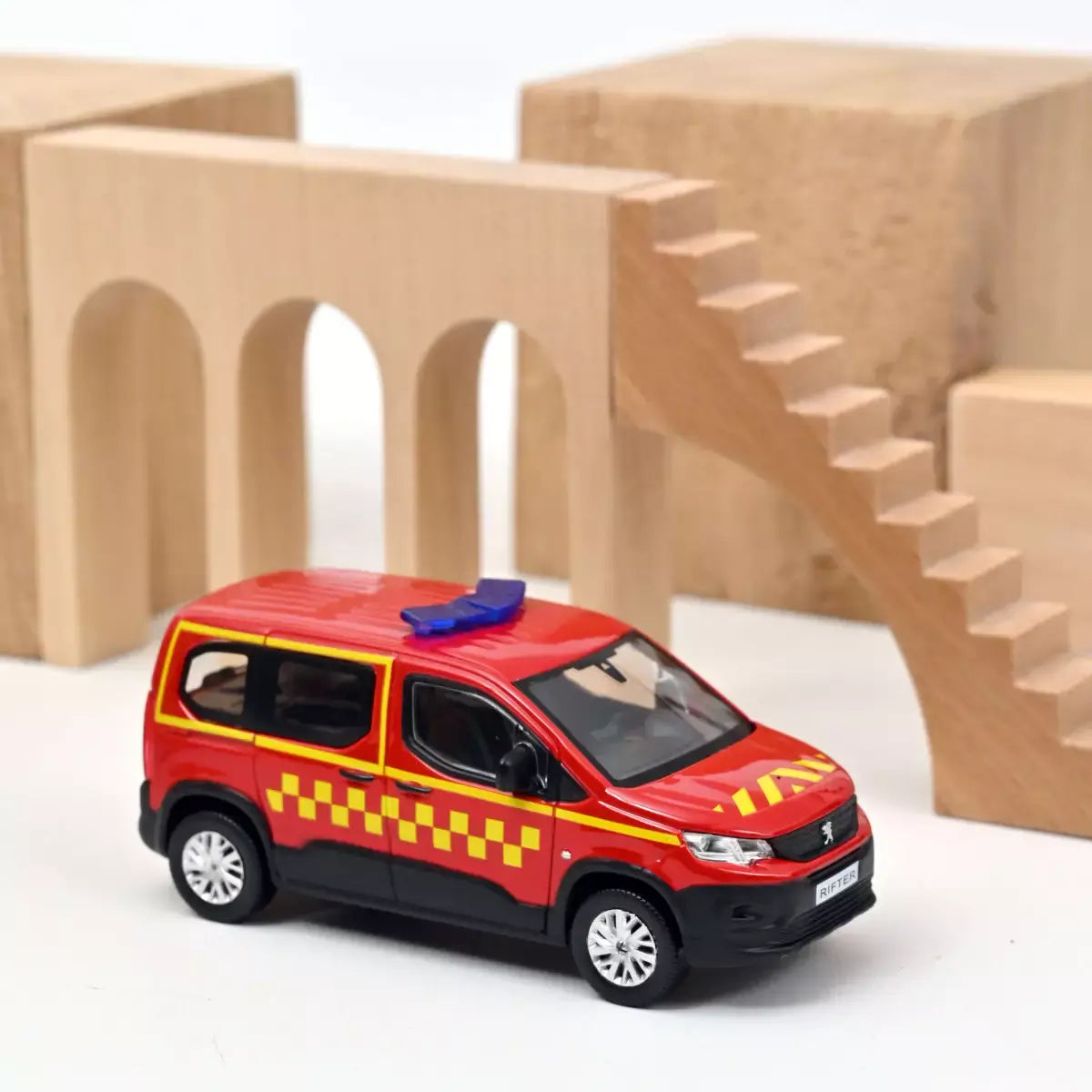 Voiture miniature collection 1/43 Peugeot Rifter 2019 Pompiers avec carré latéral jaune Norev 479071