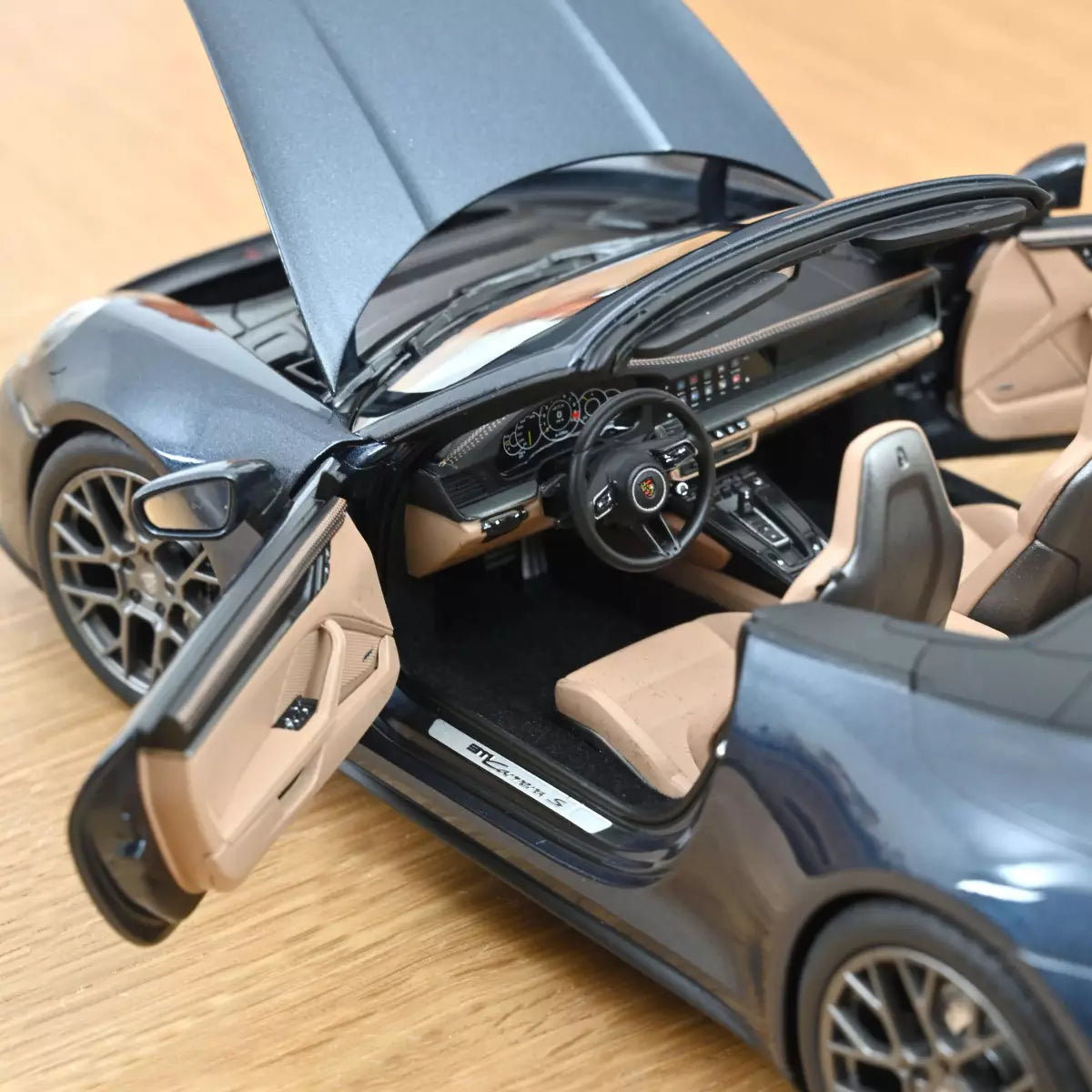 Voiture miniature collection 1/18 Porsche 911 Carrera Cabriolet 2025 Bleu Yachting métallisé Norev 187180