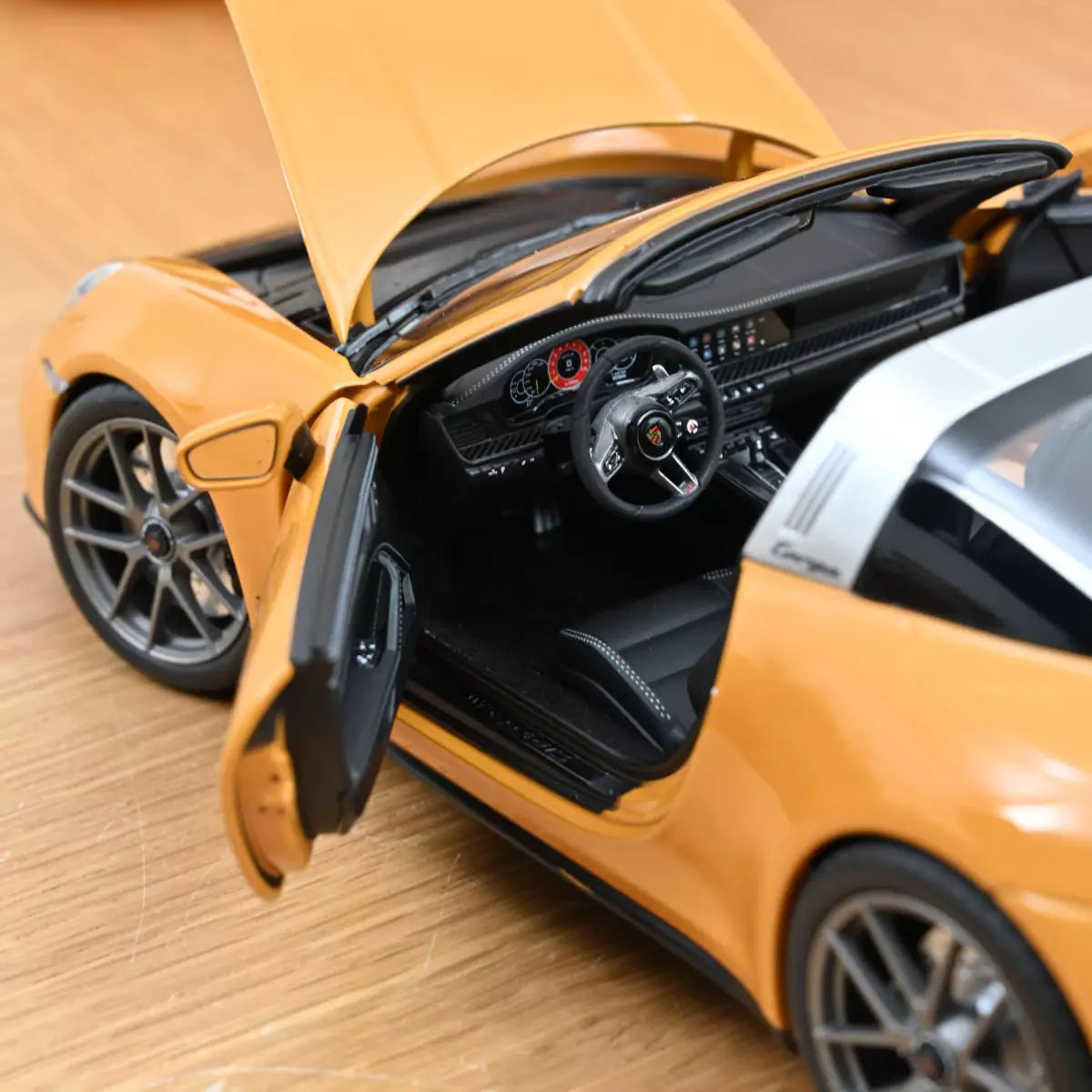 Voiture miniature collection 1/18 Porsche 911 Targa 4 GTS 2025 Jaune Bahama Norev 187190
