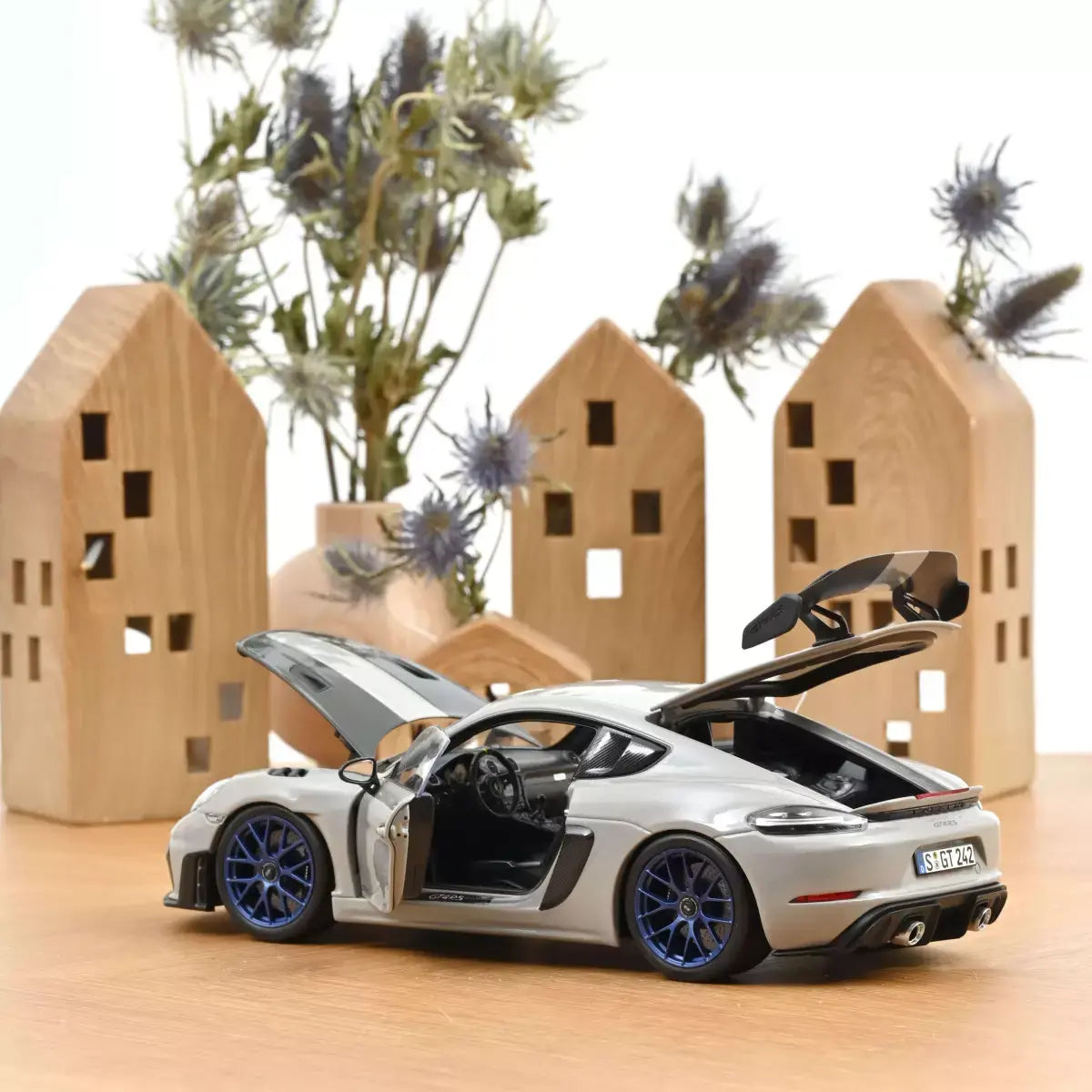 Voiture miniature collection 1/18 Porsche Cayman GT4 RS pack Weissach 2023 Craie Norev 187253