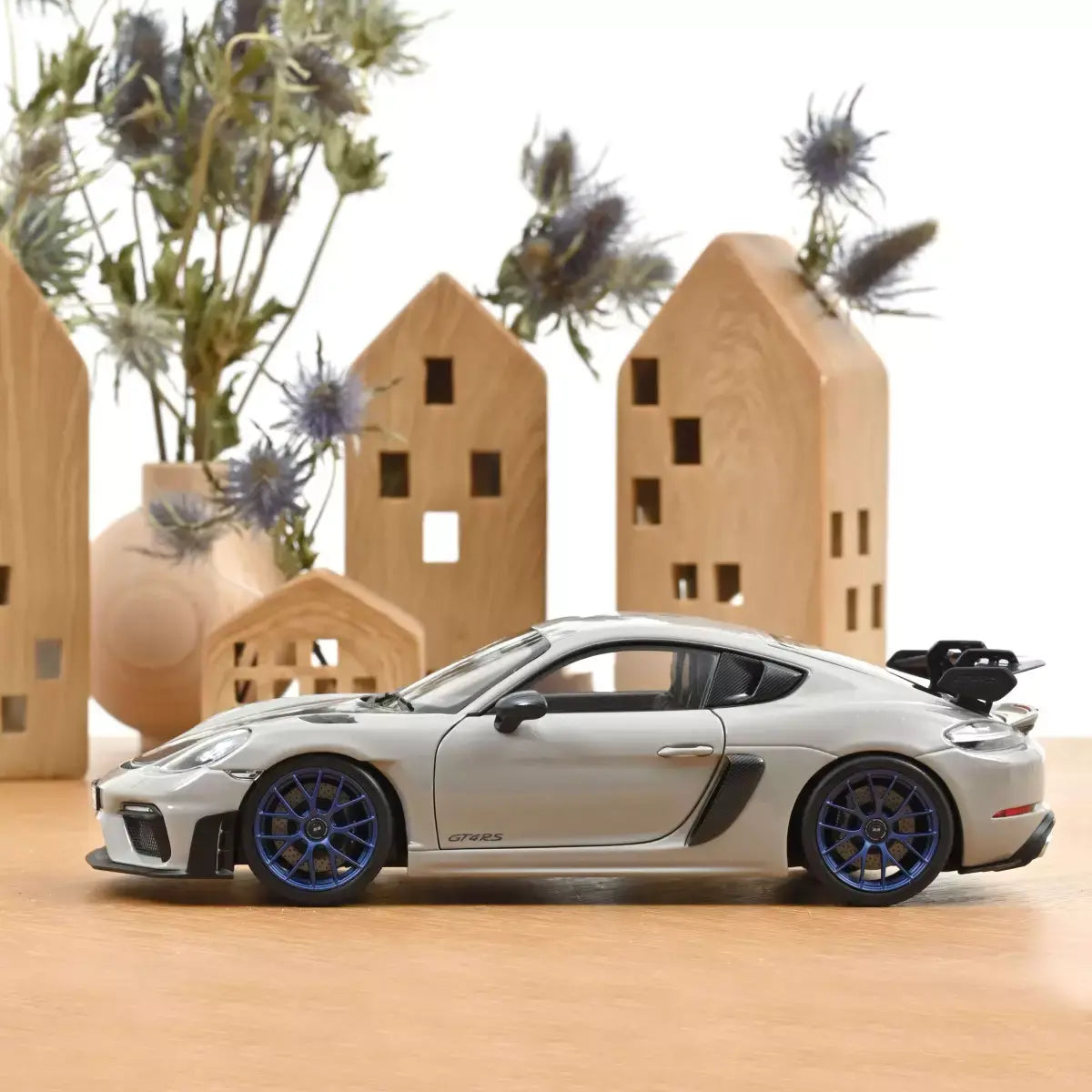 Voiture miniature collection 1/18 Porsche Cayman GT4 RS pack Weissach 2023 Craie Norev 187253