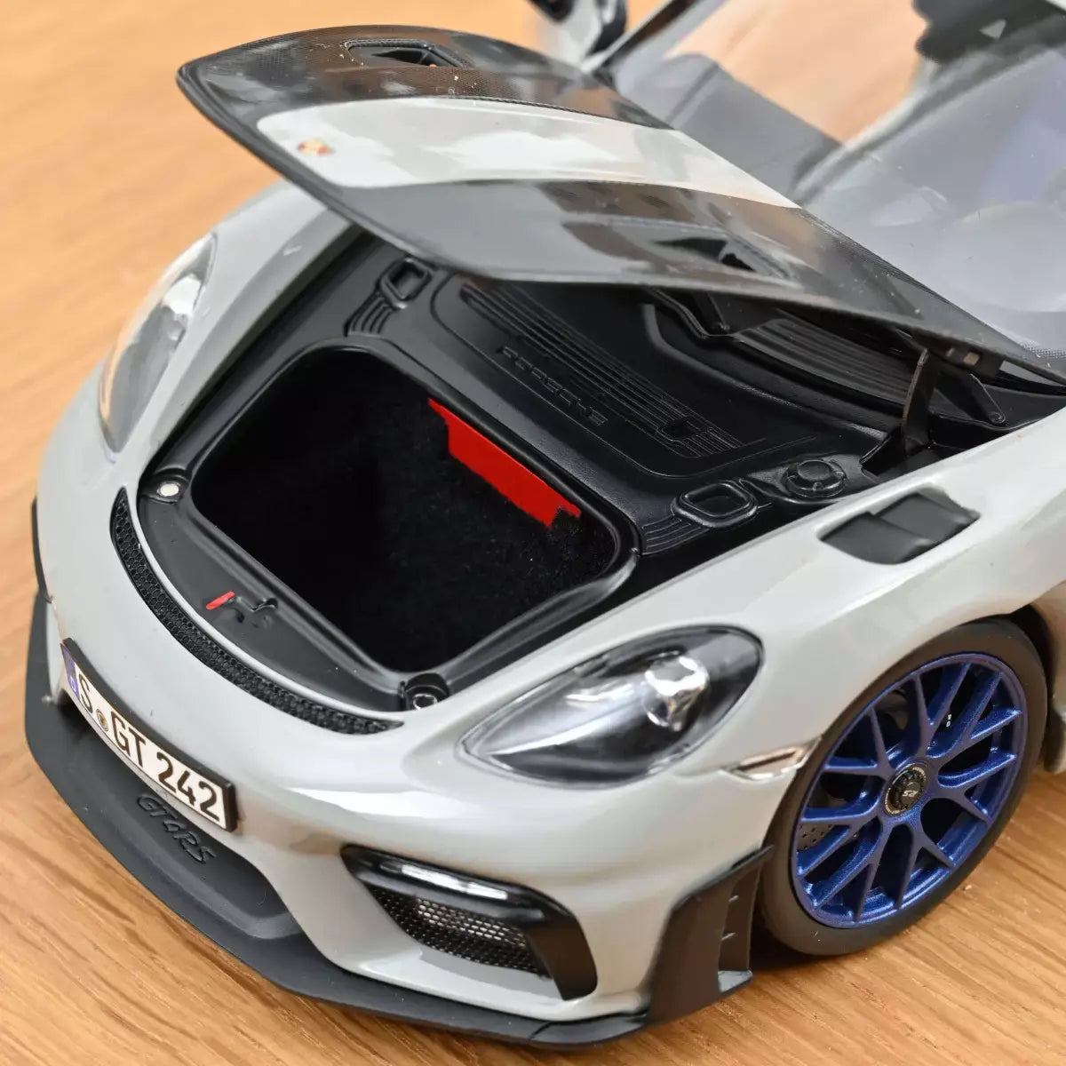 Voiture miniature collection 1/18 Porsche Cayman GT4 RS pack Weissach 2023 Craie Norev 187253