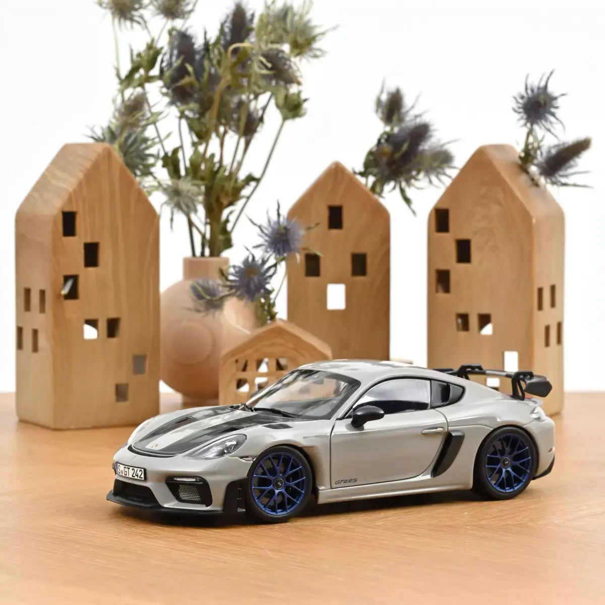 Voiture miniature collection 1/18 Porsche Cayman GT4 RS pack Weissach 2023 Craie Norev 187253