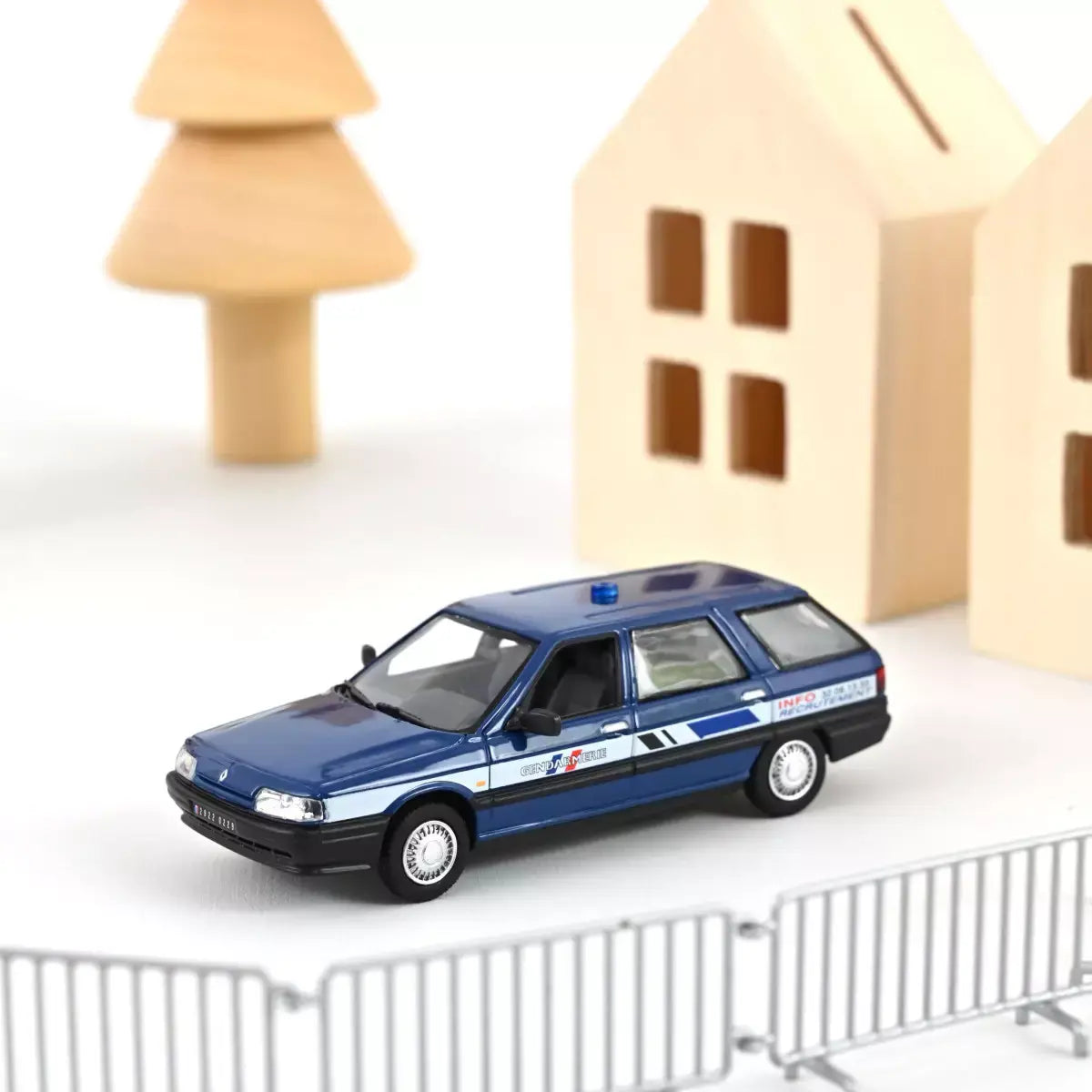 Voiture miniature collection 1/43 Renault 21 Nevada 1992 Gendarmerie - Info Recrutement Norev 512139