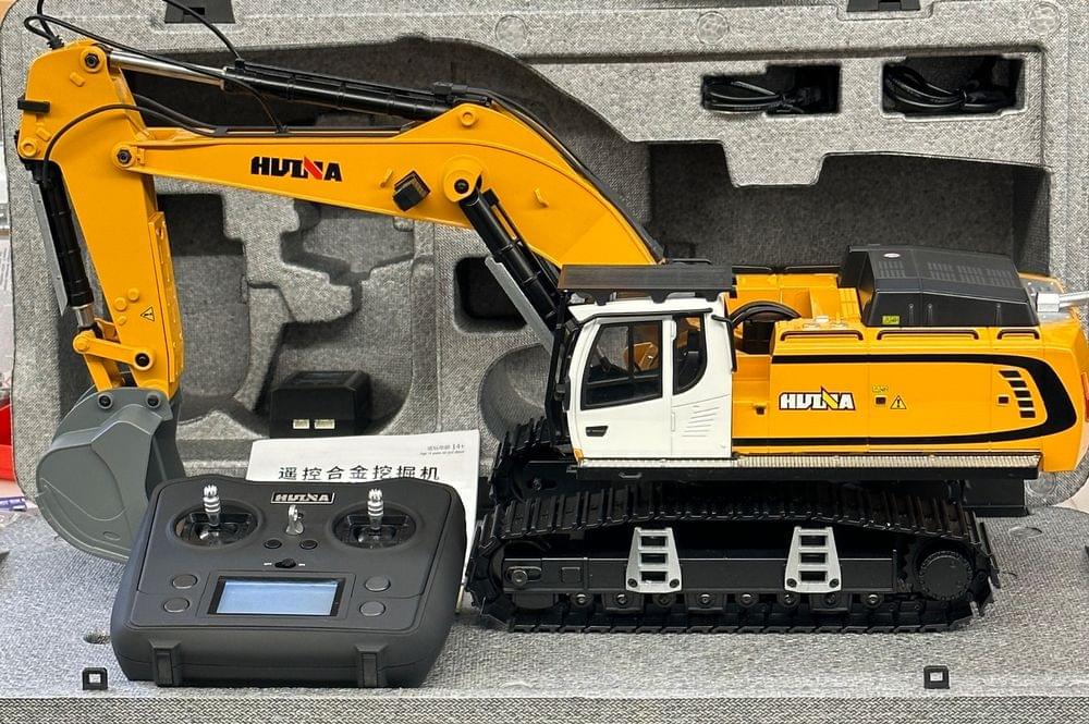 Pelleteuse RC Full métal 1/14 2.4gHz - Huina 1599 - Breizh Modélisme.
