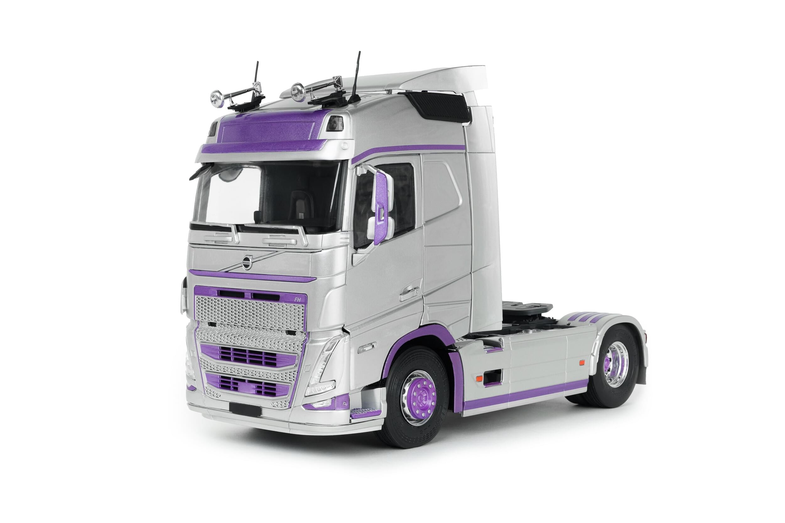 Solido S2400105 Voiture miniature collection 1/24 FH Globetrotter XL argent/violet 2023 - Breizh Modélisme.