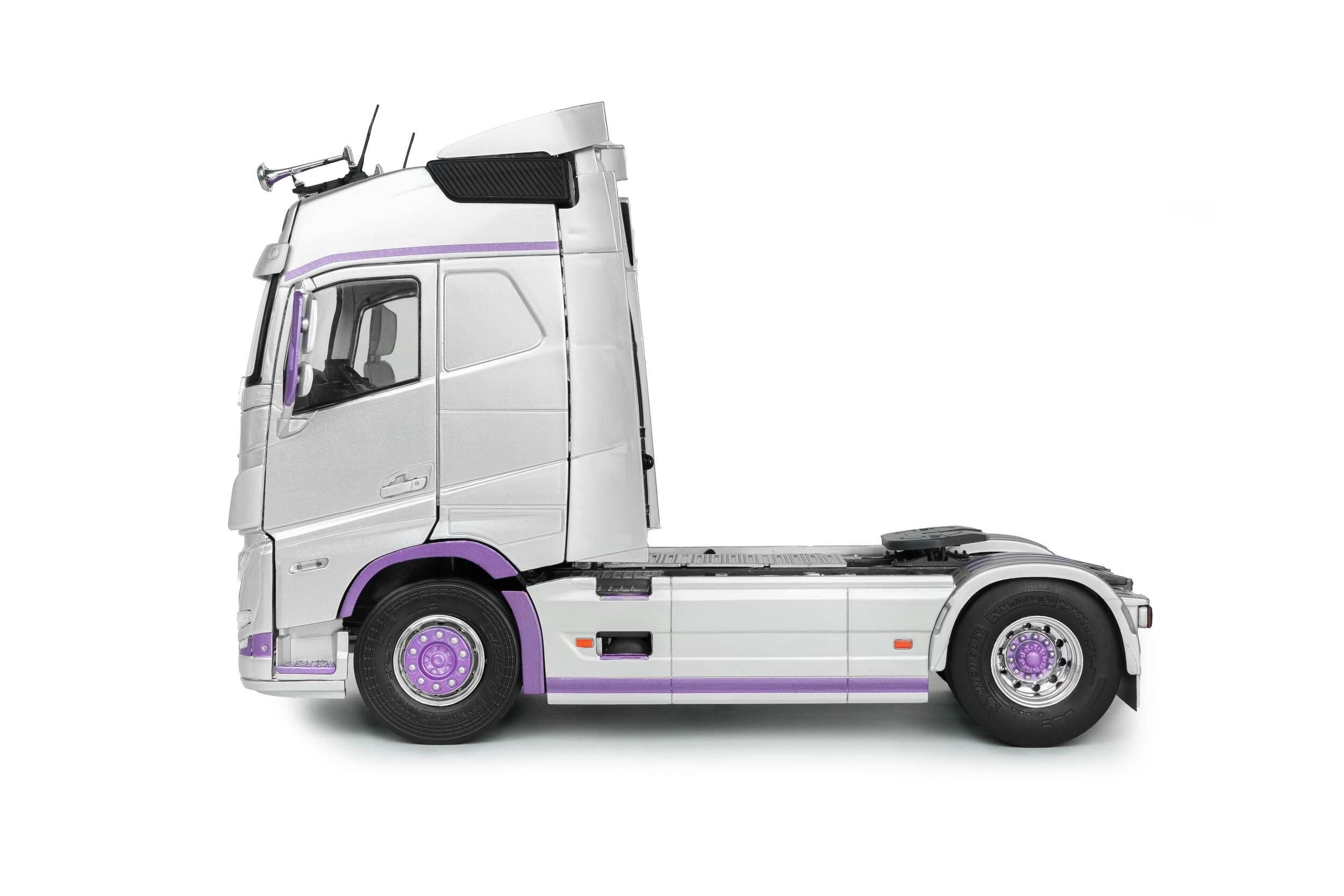 Solido S2400105 Voiture miniature collection 1/24 FH Globetrotter XL argent/violet 2023 - Breizh Modélisme.