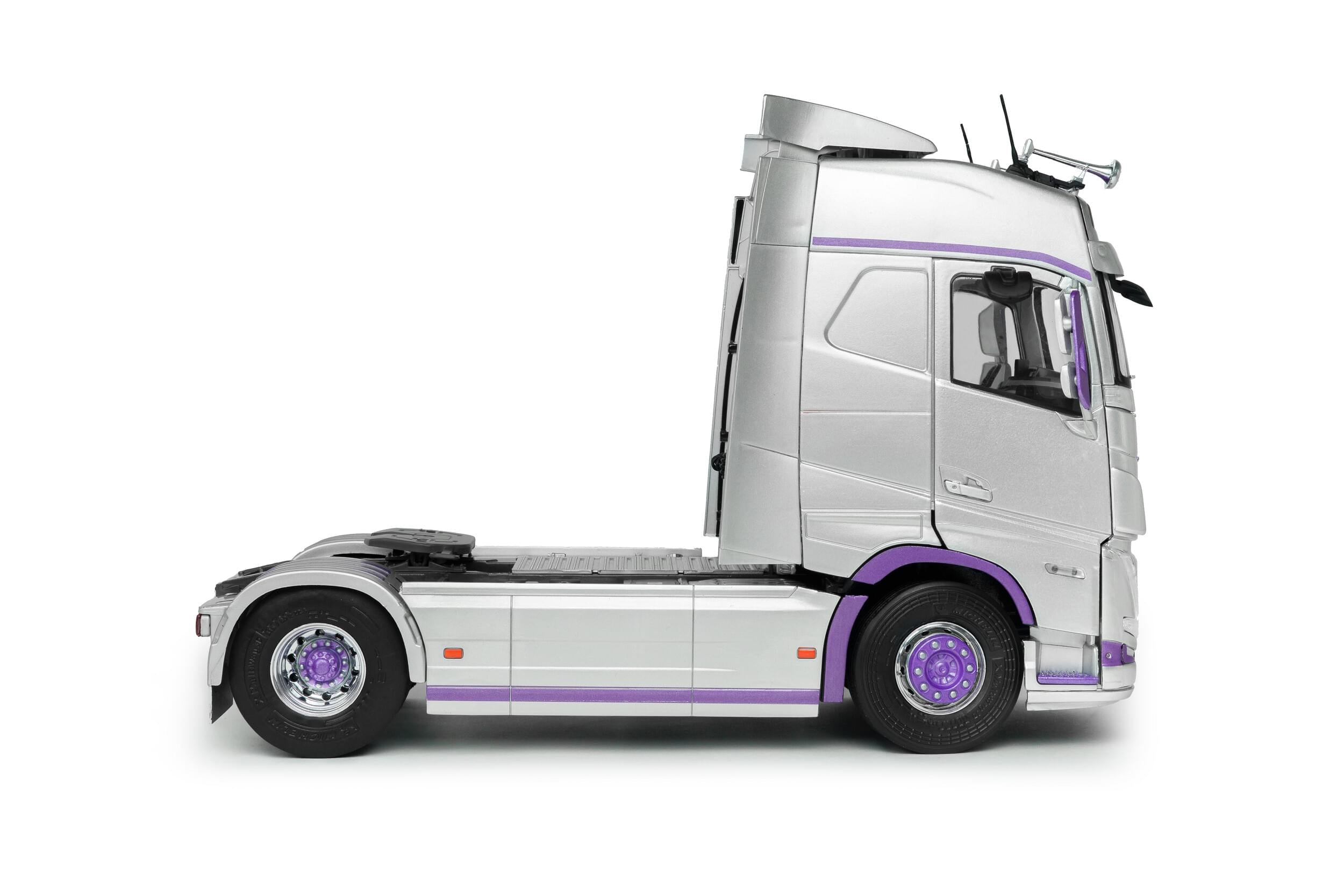Solido S2400105 Voiture miniature collection 1/24 FH Globetrotter XL argent/violet 2023 - Breizh Modélisme.