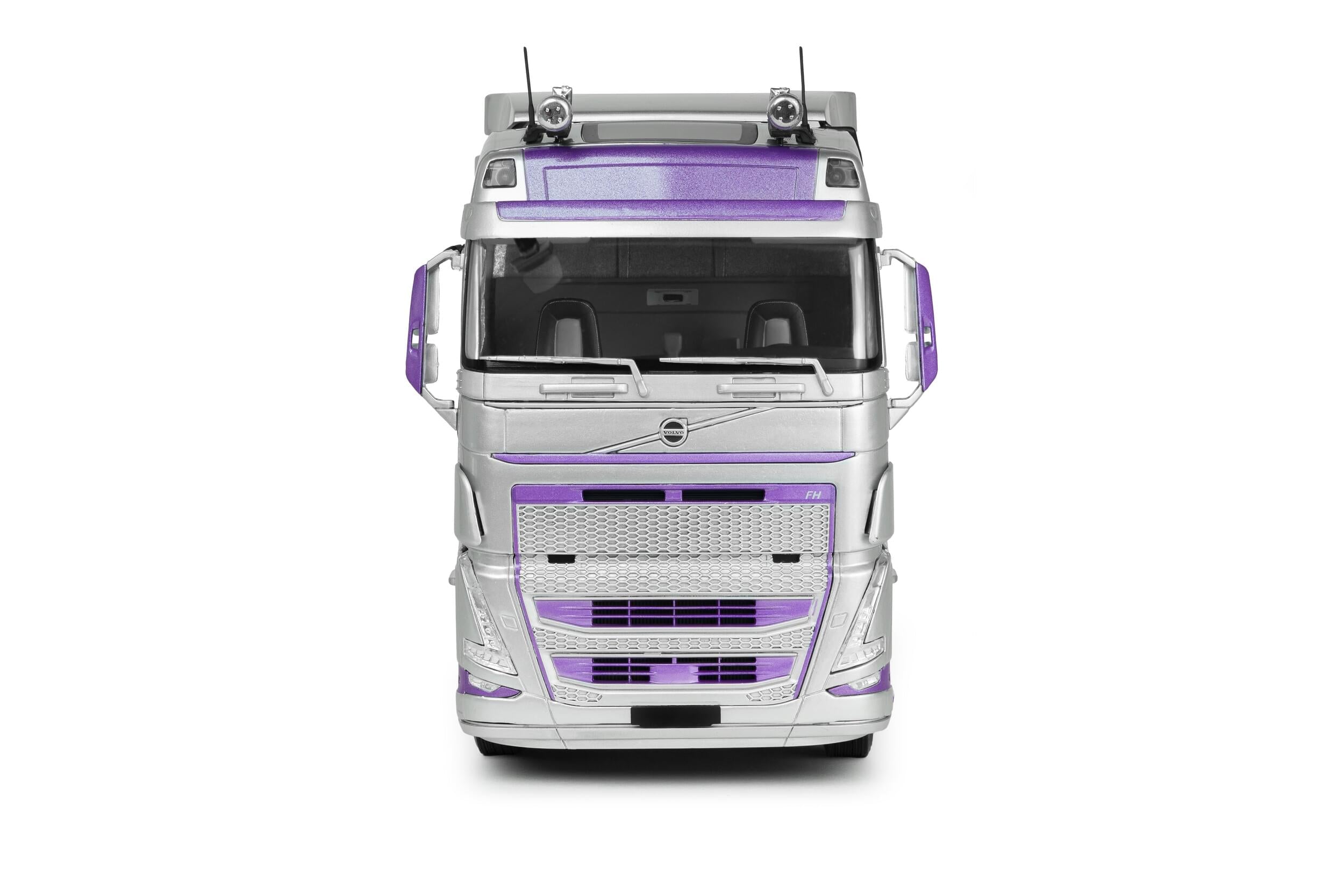Solido S2400105 Voiture miniature collection 1/24 FH Globetrotter XL argent/violet 2023 - Breizh Modélisme.