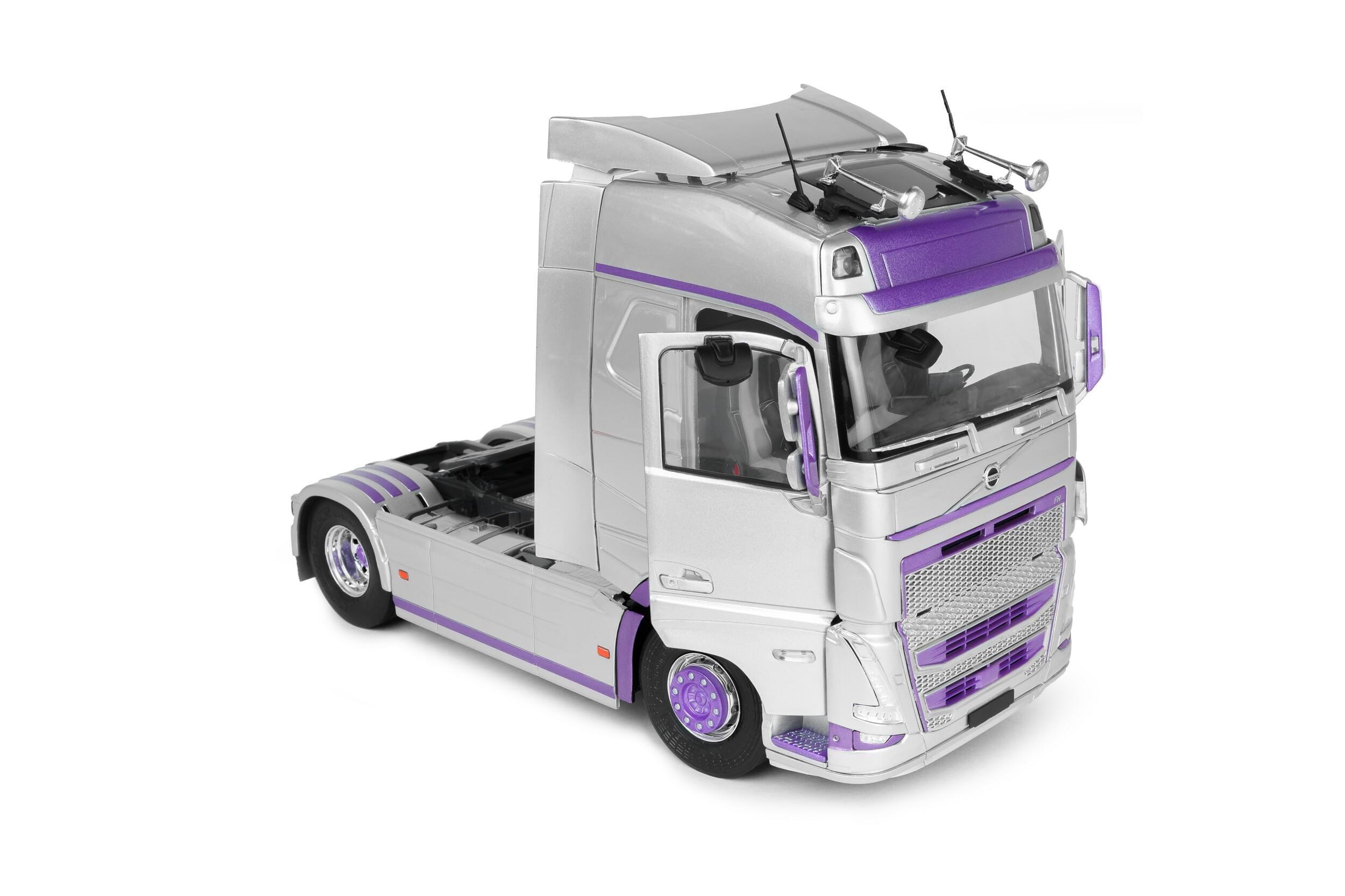 Solido S2400105 Voiture miniature collection 1/24 FH Globetrotter XL argent/violet 2023 - Breizh Modélisme.