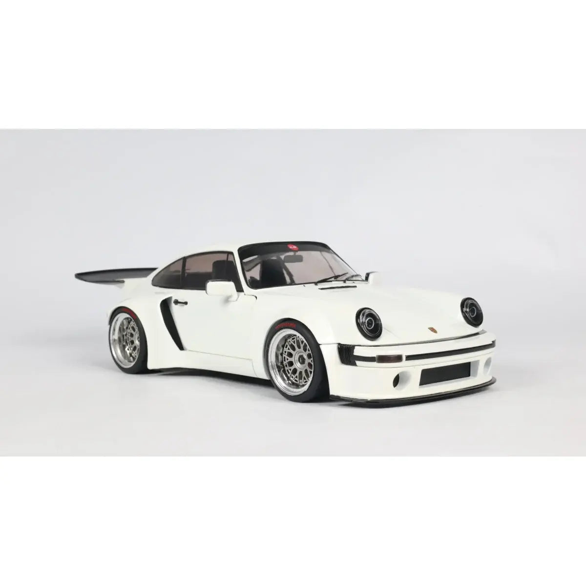 Solido S1810505 Voiture miniature collection 1/18 KS-R by Khyzyl Saleem white 2026