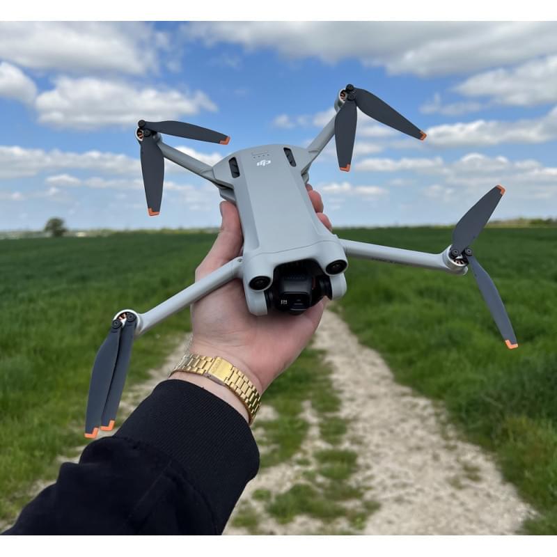 Drone DJI Mini 3 et radiocommande DJI RC AR0051540 - Breizh Modélisme.