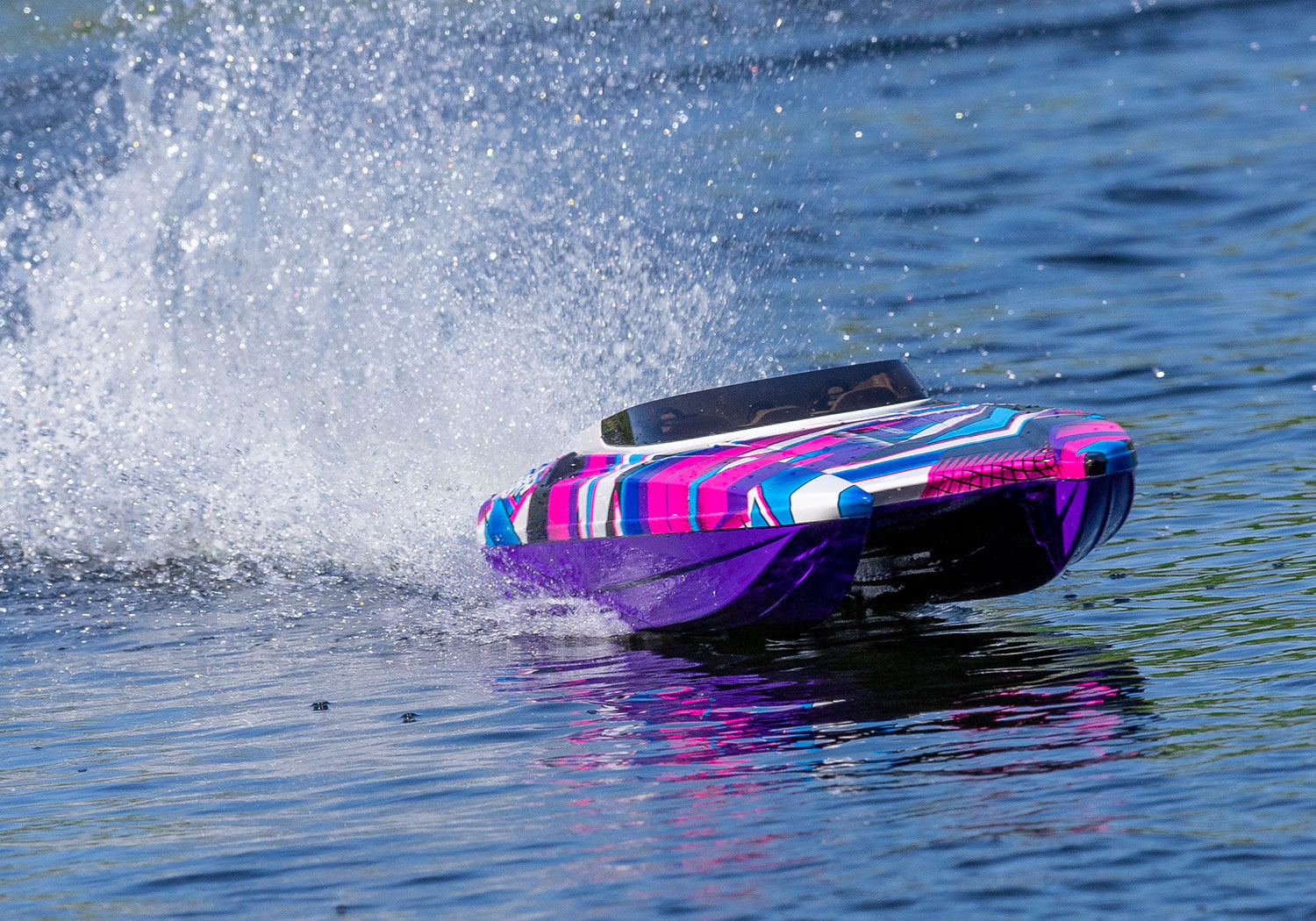 Bateau radiocommandé M41 DCB Widebody 80km/h TSM - Traxxas 57046-4 violet - Breizh Modélisme.