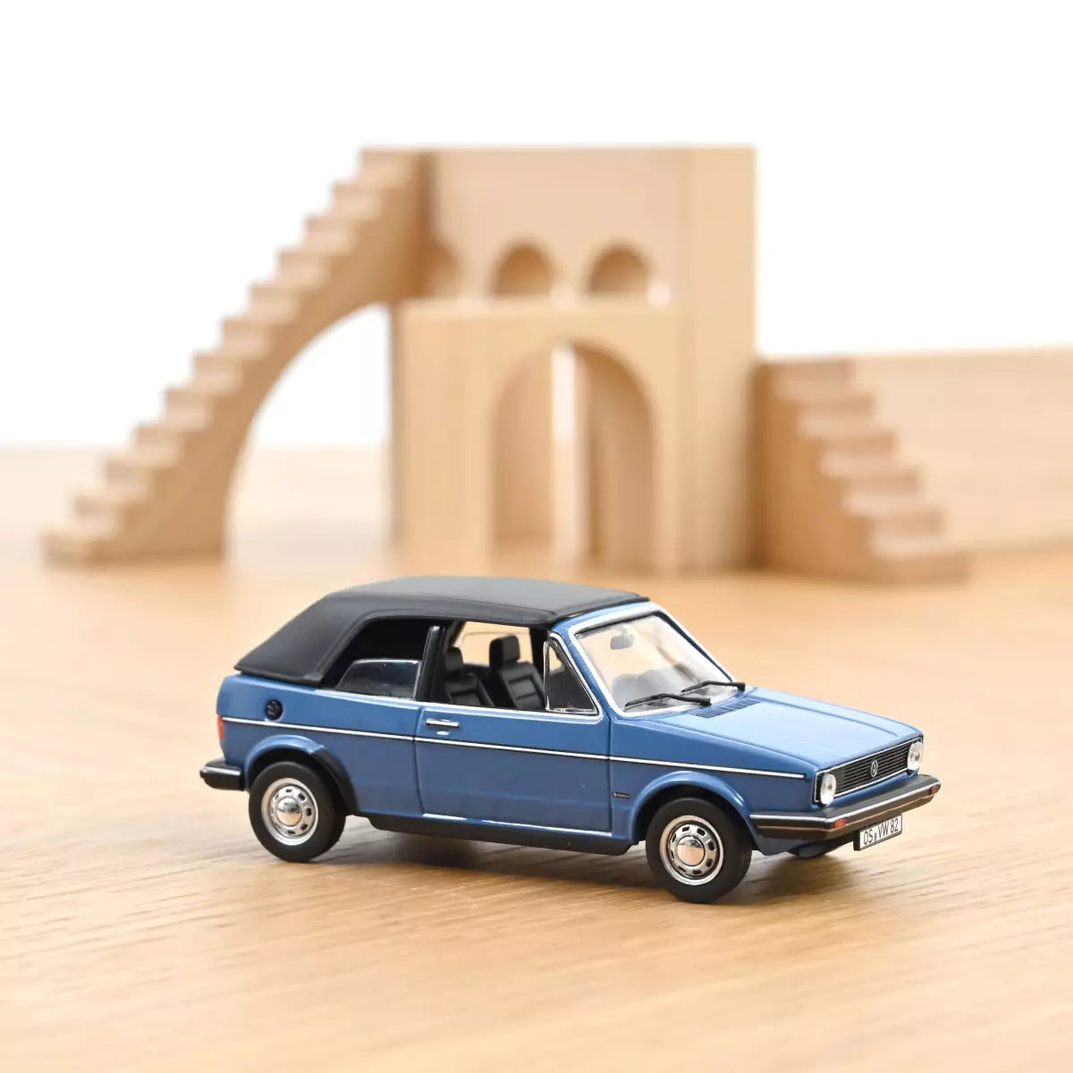 Voiture miniature collection 1/43 VW Golf Cabriolet 1981 Bleu Monaco Norev 840069