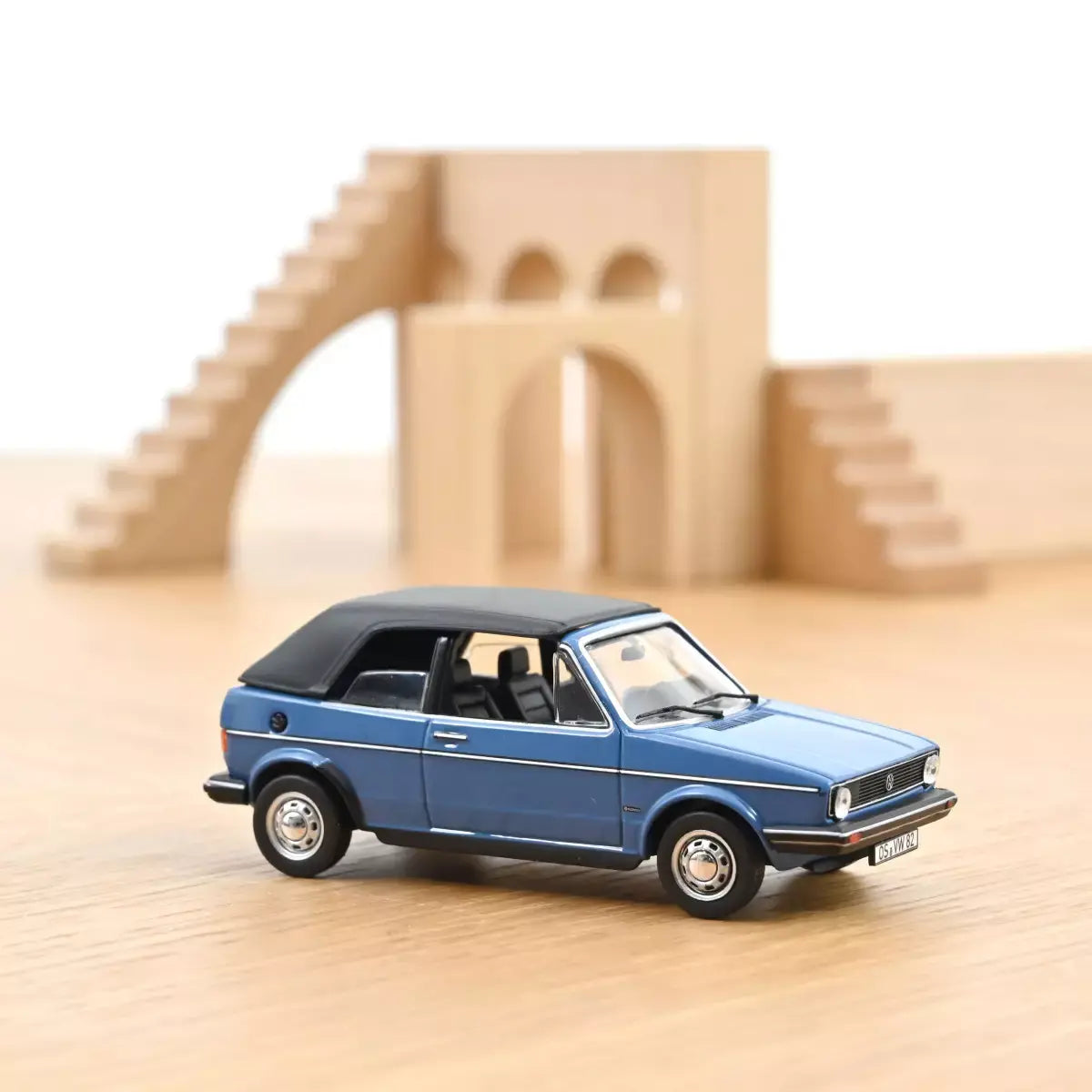 Voiture miniature collection 1/43 VW Golf Cabriolet 1981 Bleu Monaco Norev 840069