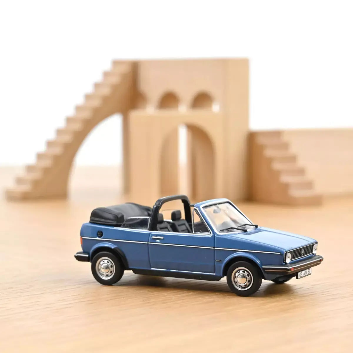 Voiture miniature collection 1/43 VW Golf Cabriolet 1981 Bleu Monaco Norev 840069