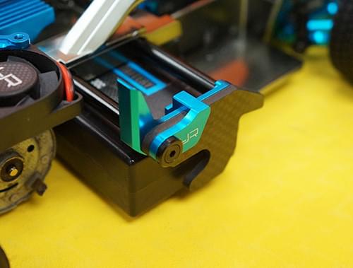 Support de batterie en aluminium et graphite pour Tamiya M05 Yeah Racing - Breizh Modélisme.