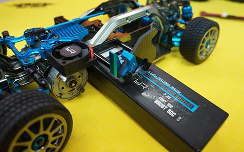 Support de batterie en aluminium et graphite pour Tamiya M05 Yeah Racing - Breizh Modélisme.