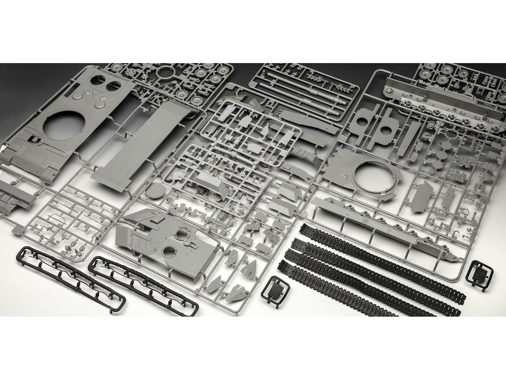 Maquette militaire Revell 05631 Leopard 2A6MA2" 70 ans Exclusive Edi avec accessoires de base