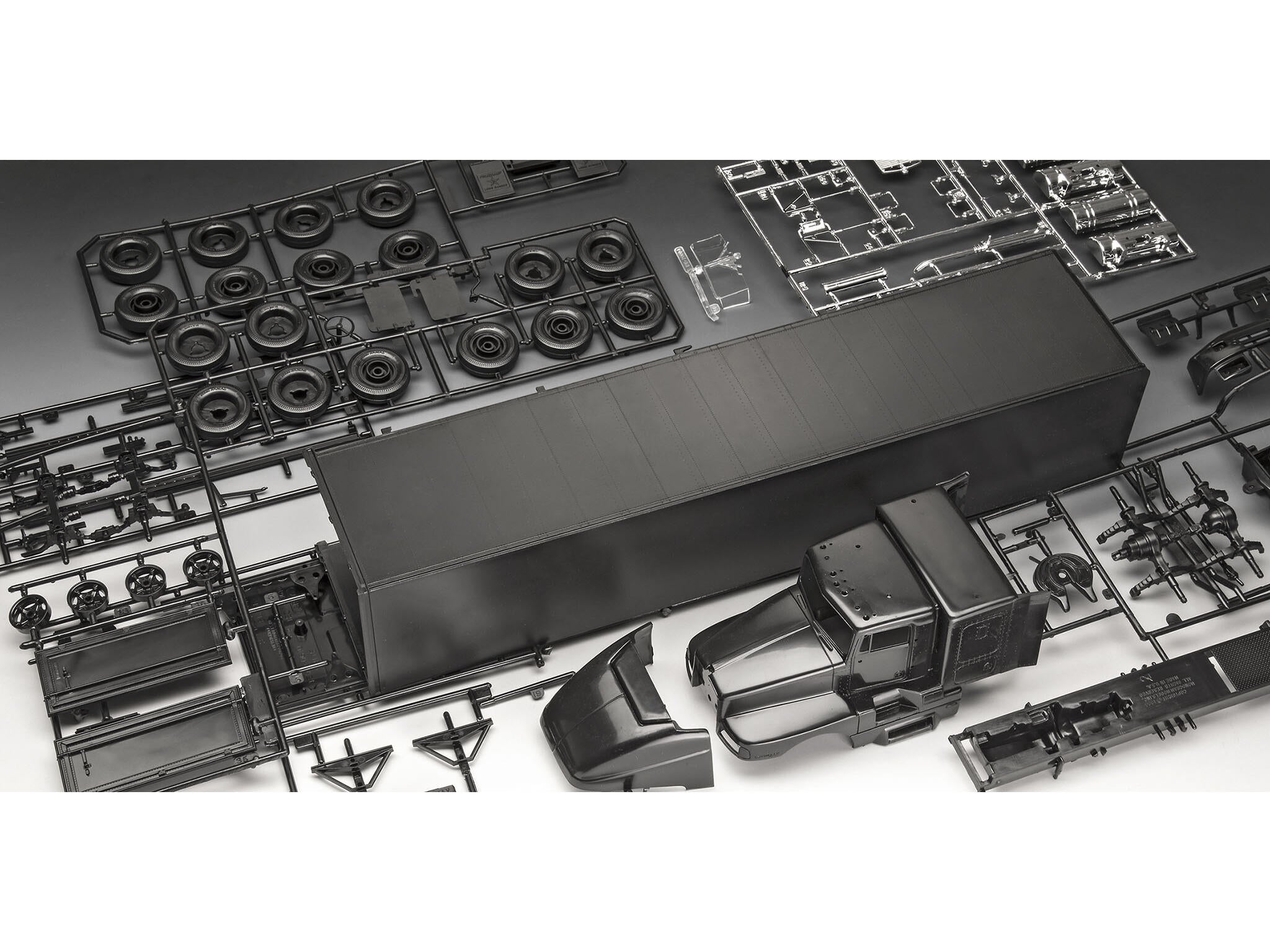 Maquette Revell 07740 Tour Truck "Iron Maiden" (50th Anniversary)