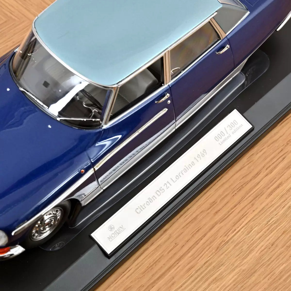 Voiture miniature collection 1/18 Citroën DS 21 Lorraine 1969 Bleu foncé et bleu clair (300pcs) Norev 181755