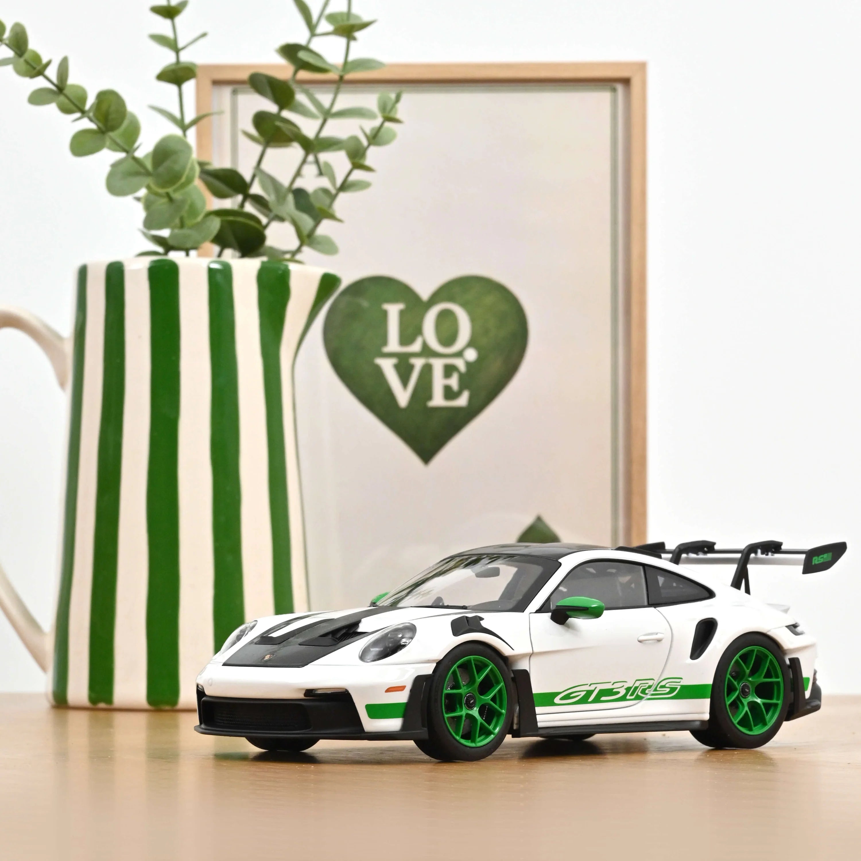Voiture miniature collection 1/18 Porsche 911 GT3 RS Carrera RS 2022 Blanc/Vert Python Norev 187372 - Breizh Modélisme.