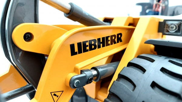 FM Electrics Chargeuse sur pneus Liebherr L566 Pro en métal 1/14 avec transmission intégrale - Breizh Modélisme.