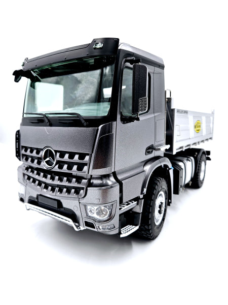 Camion à benne en métal 4x4 Mercedes-Benz Arocs électrique 1:14 gris foncé - Breizh Modélisme.