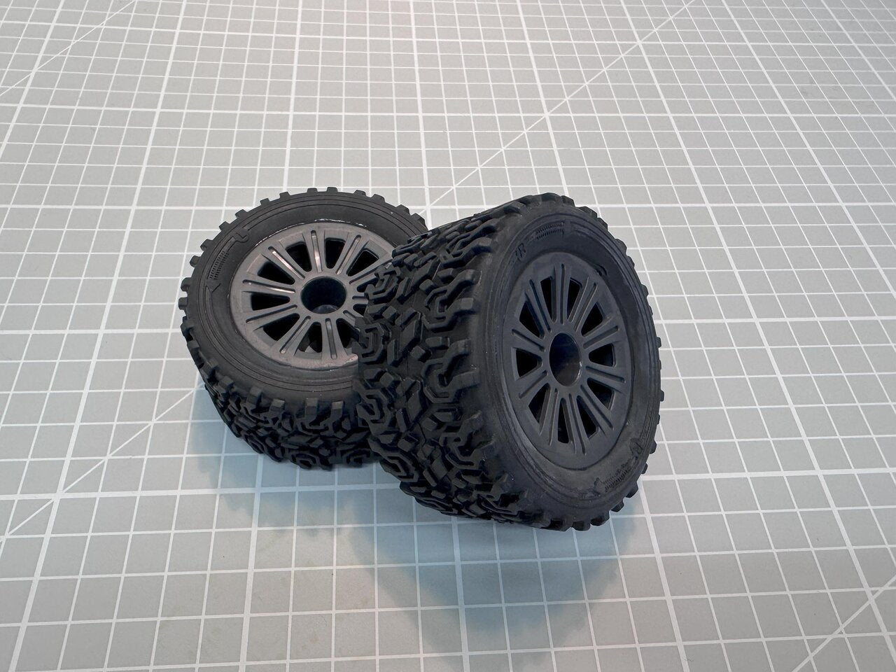 2 pneus pour 3135/3136 - DF Models 7710