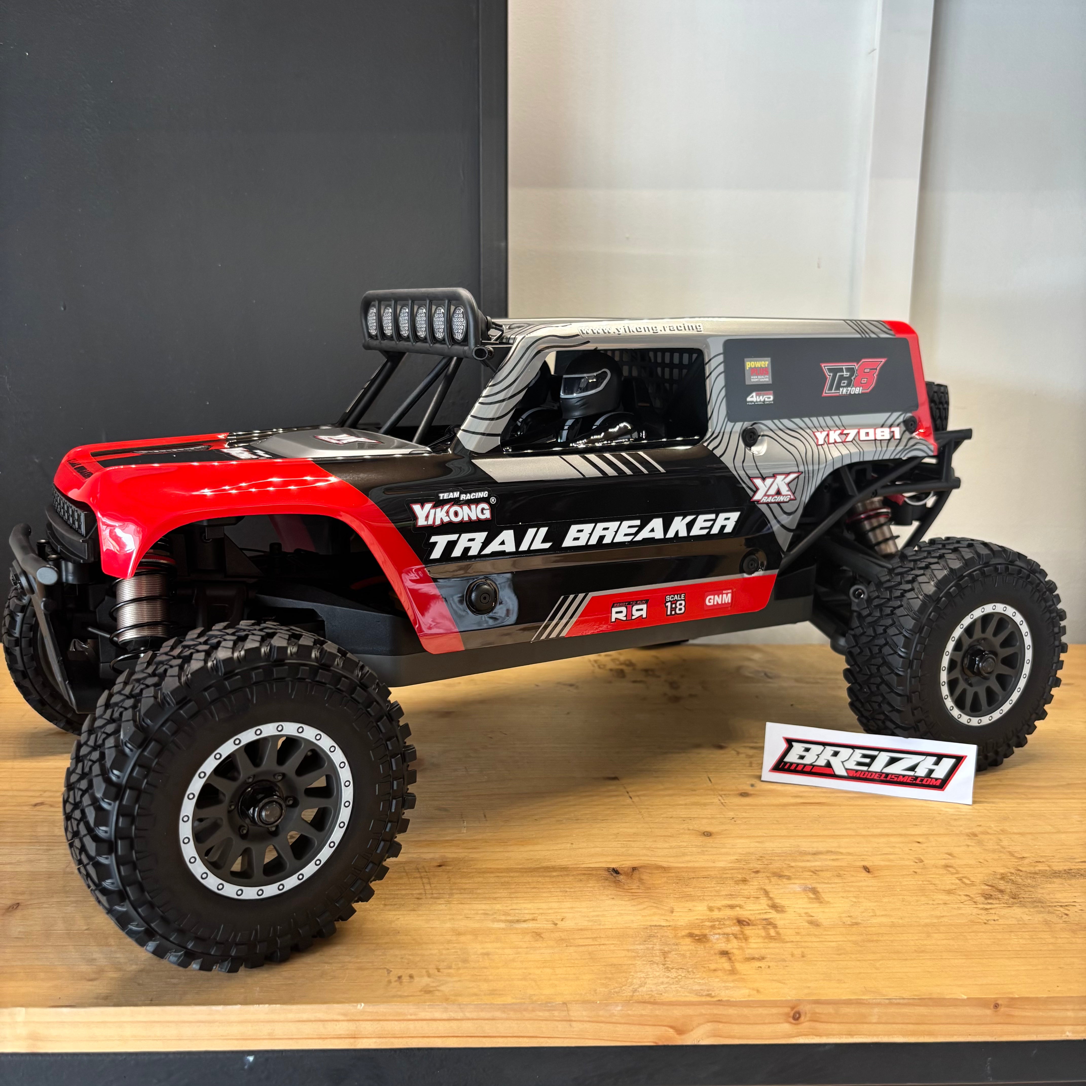 Yikong TB8 YK7081 Truck rouge 1/8