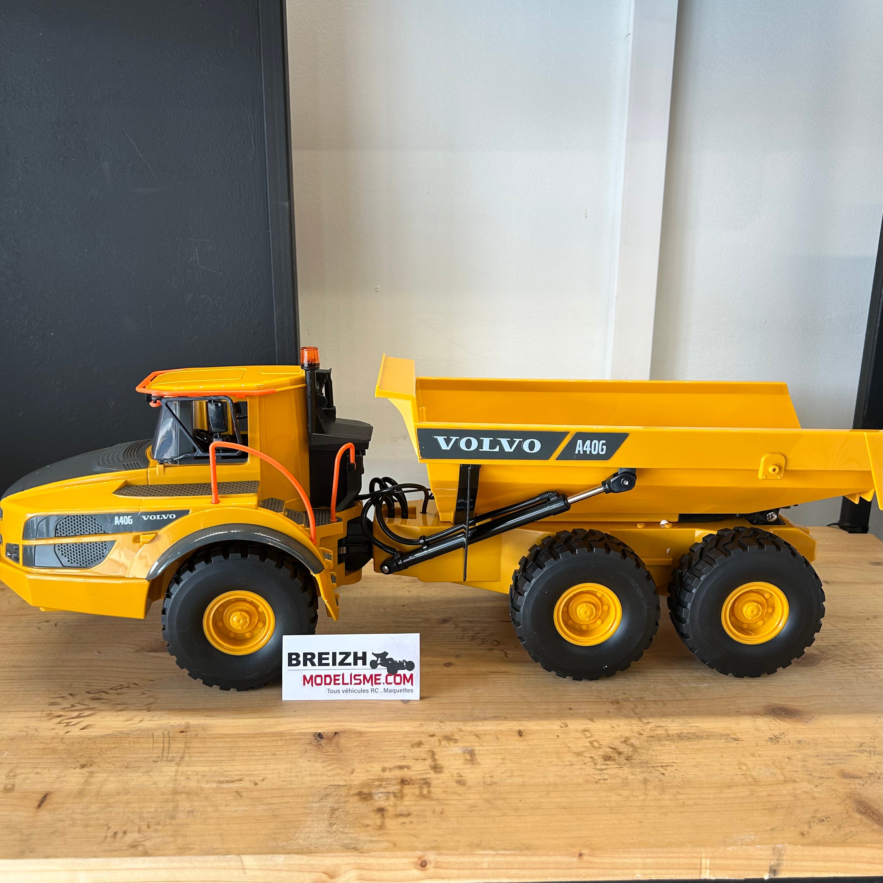 Camion de chantier RC à benne basculante E591-003 Volvo FM1683 / T806