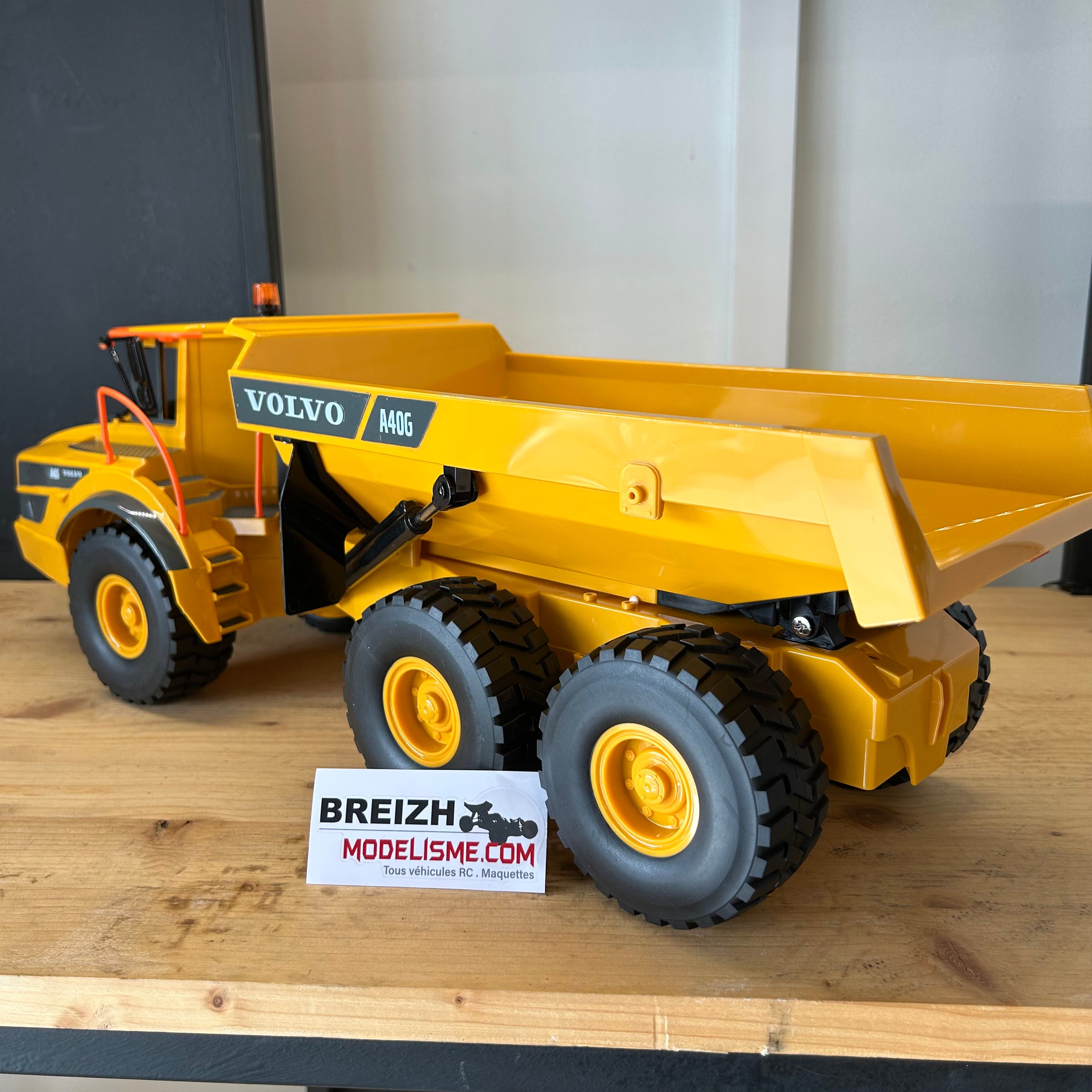 Camion de chantier RC à benne basculante E591-003 Volvo FM1683 / T806