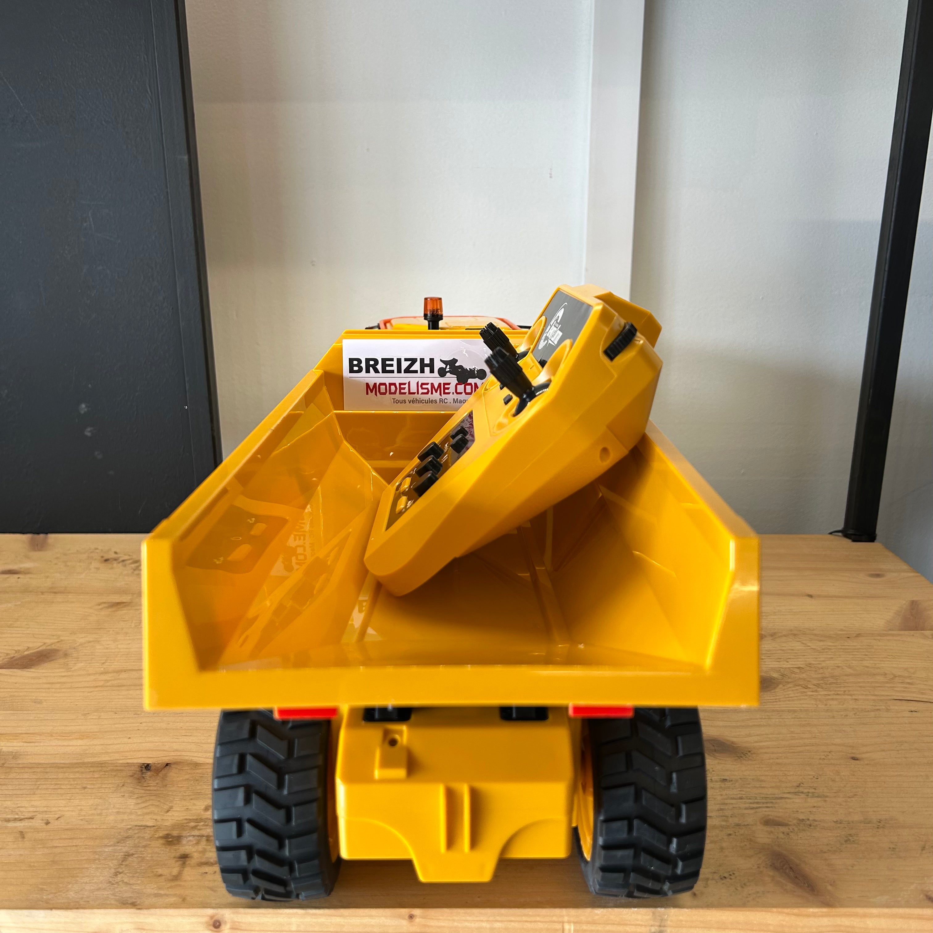 Camion de chantier RC à benne basculante E591-003 Volvo FM1683 / T806