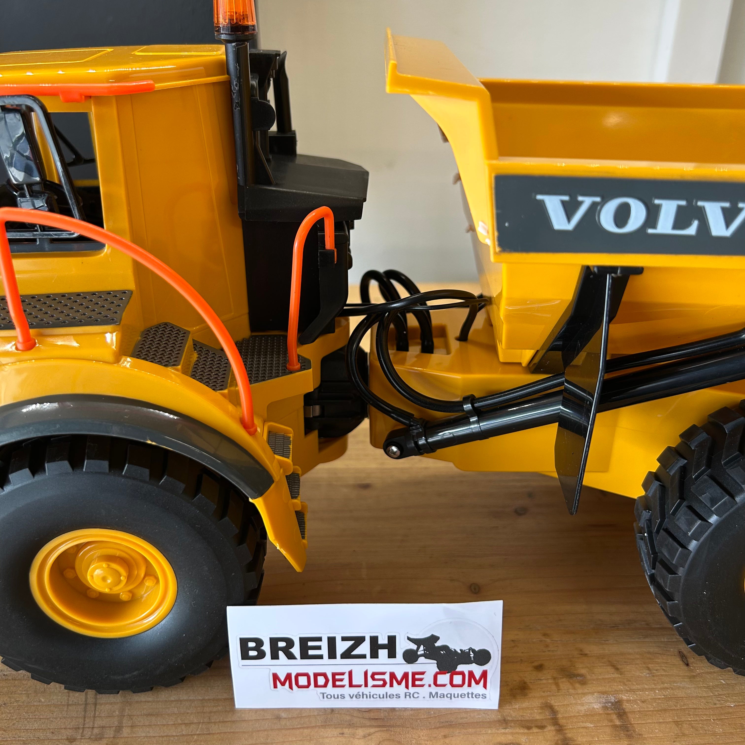 Camion de chantier RC à benne basculante E591-003 Volvo FM1683 / T806