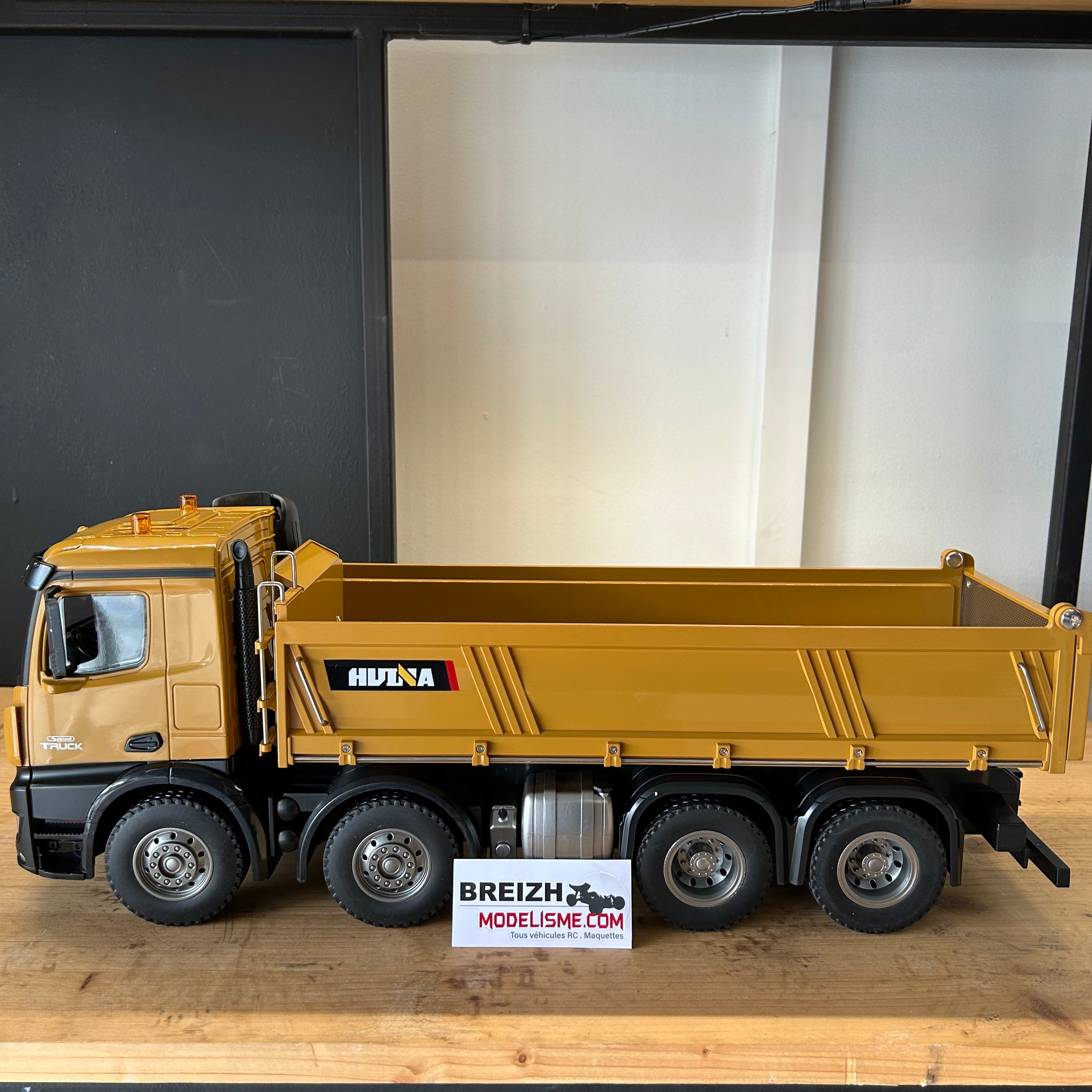 Camion à benne 1/14 - 12 voies à 8 roues  Huina 1536