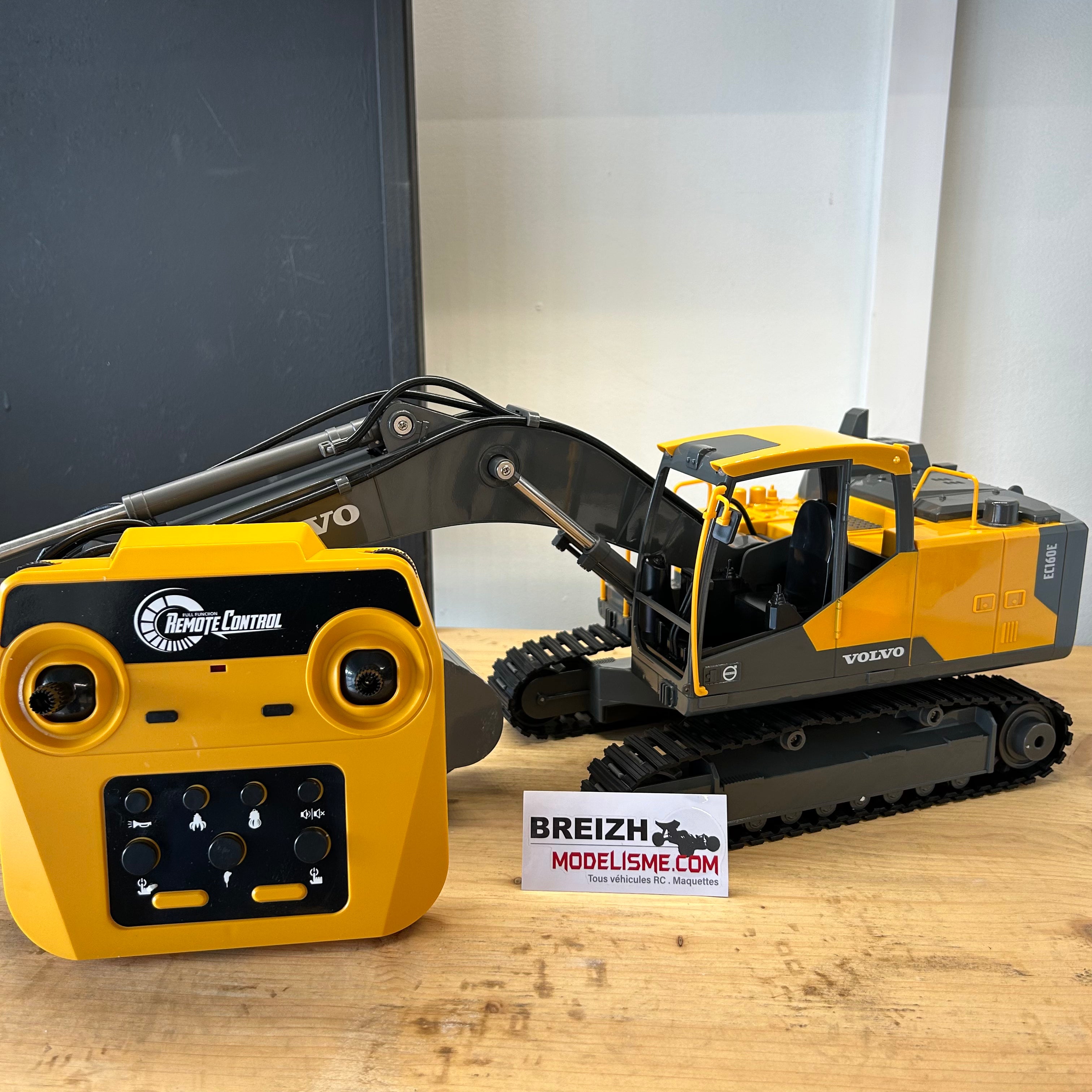 Pelleteuse RC E598-003 1/16 Volvo Licence Pelle + 3 outils avec 2,4 GHz