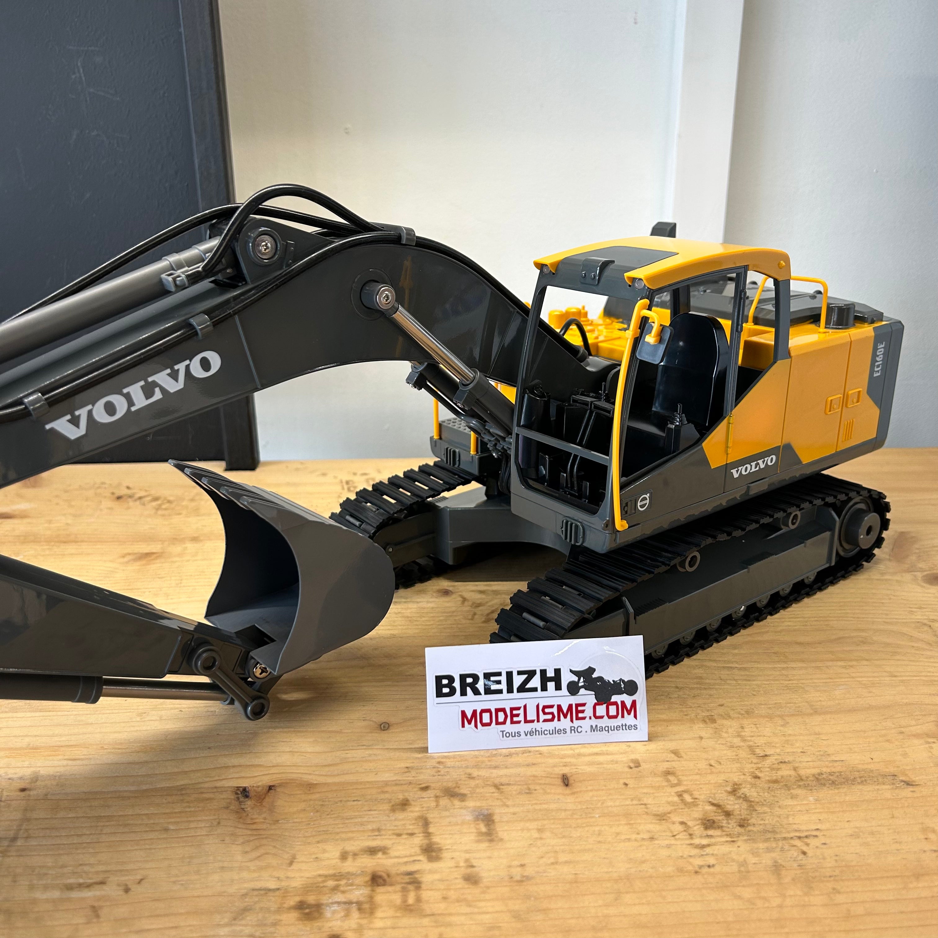 Pelleteuse RC E598-003 1/16 Volvo Licence Pelle + 3 outils avec 2,4 GHz