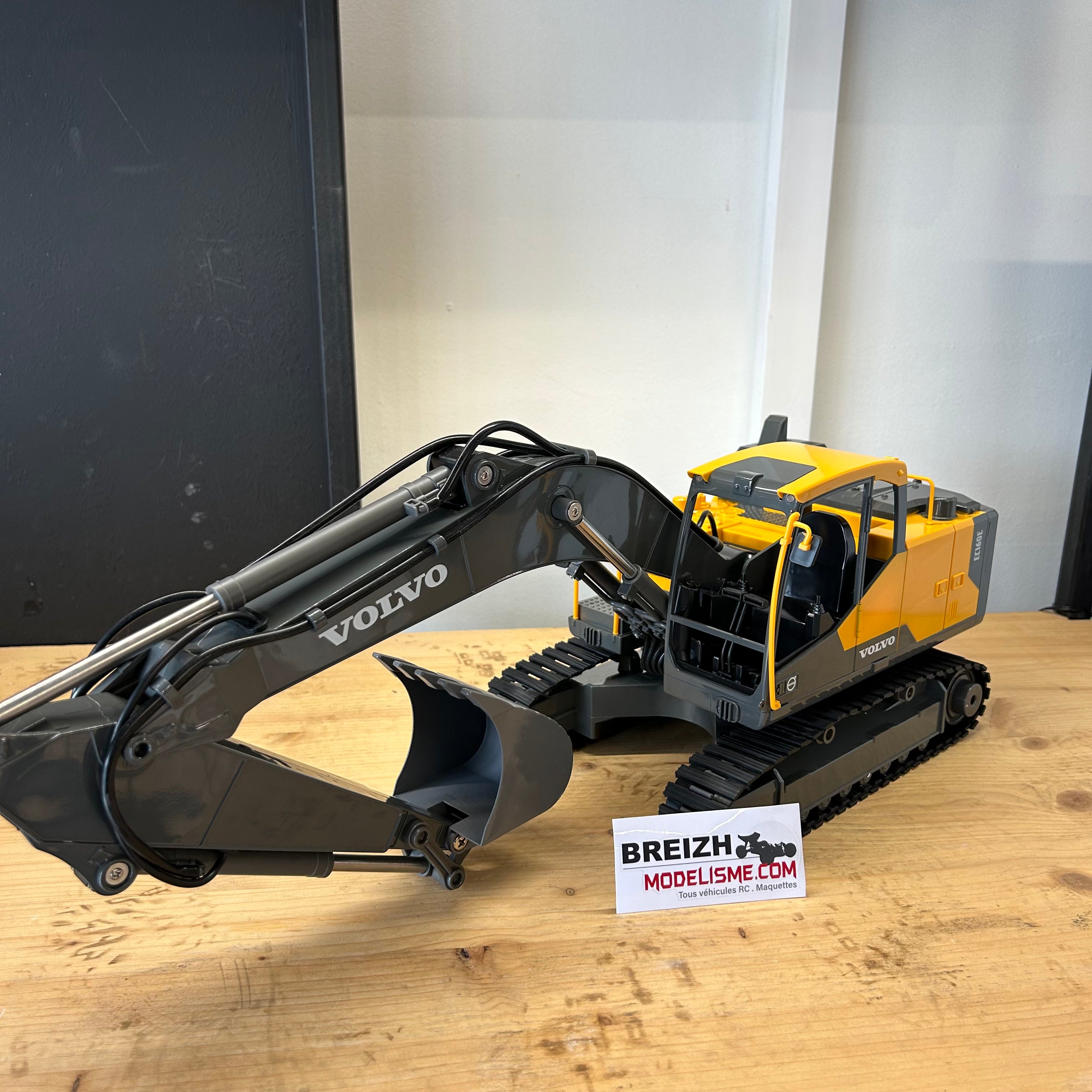 Pelleteuse RC E598-003 1/16 Volvo Licence Pelle + 3 outils avec 2,4 GHz