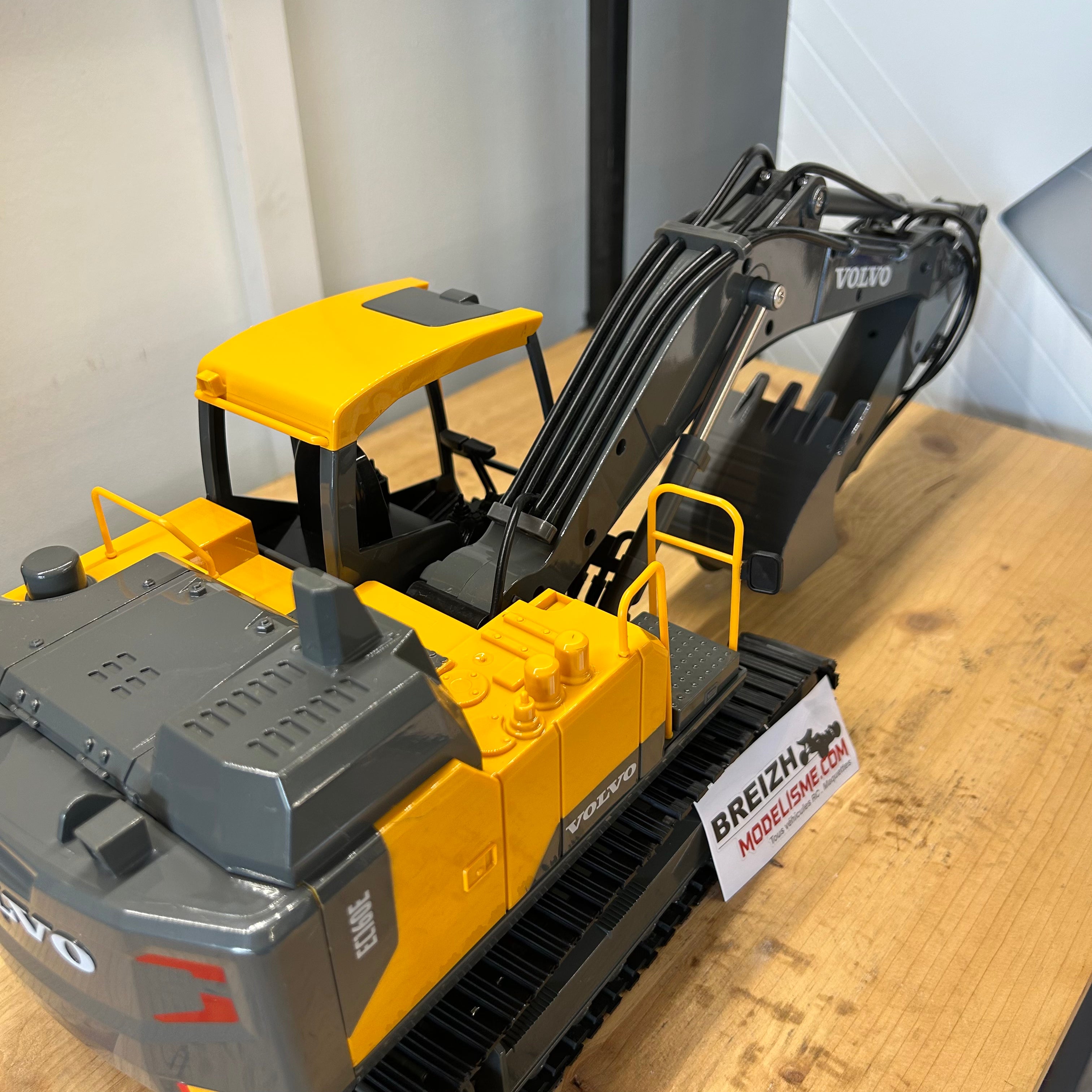 Pelleteuse RC E598-003 1/16 Volvo Licence Pelle + 3 outils avec 2,4 GHz