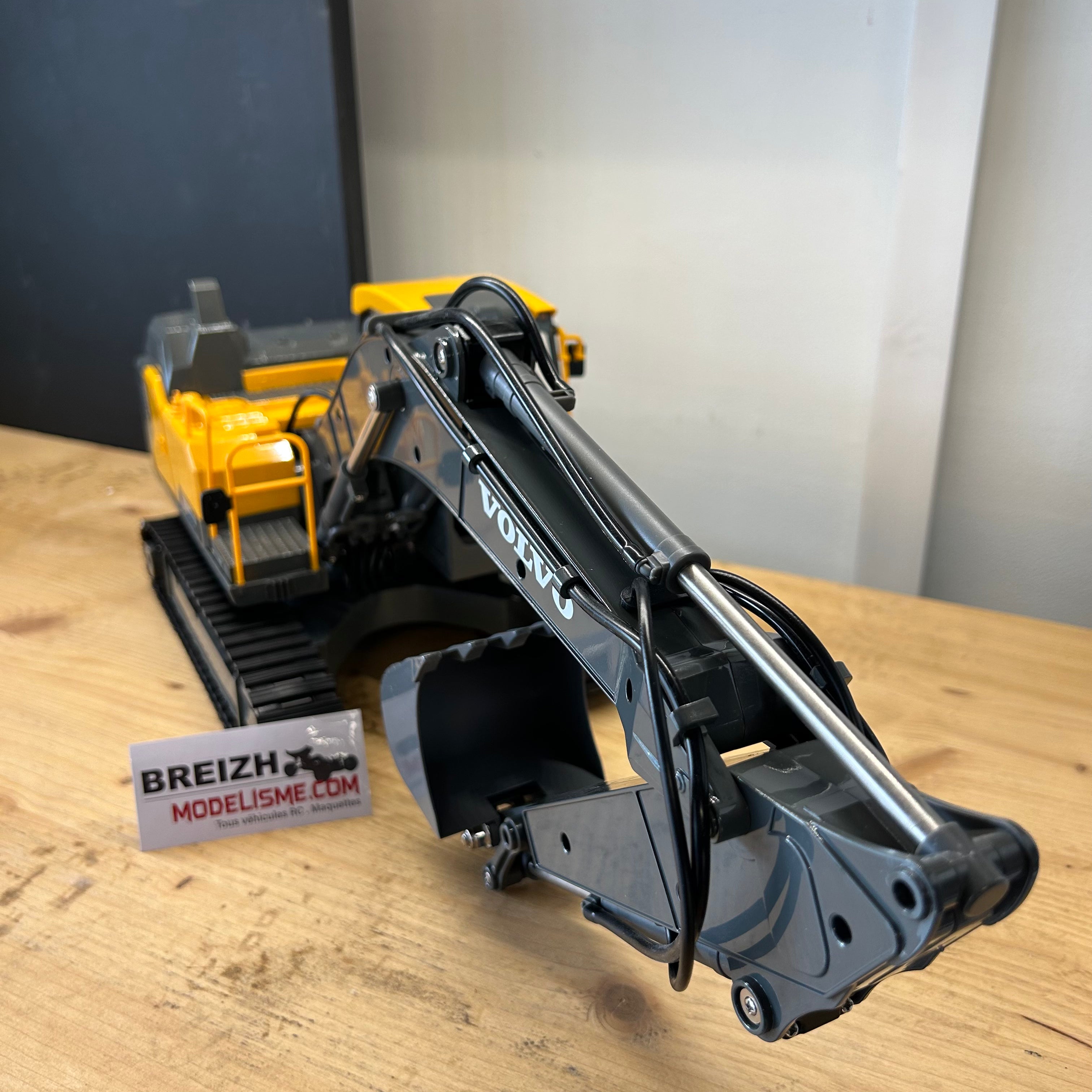 Pelleteuse RC E598-003 1/16 Volvo Licence Pelle + 3 outils avec 2,4 GHz