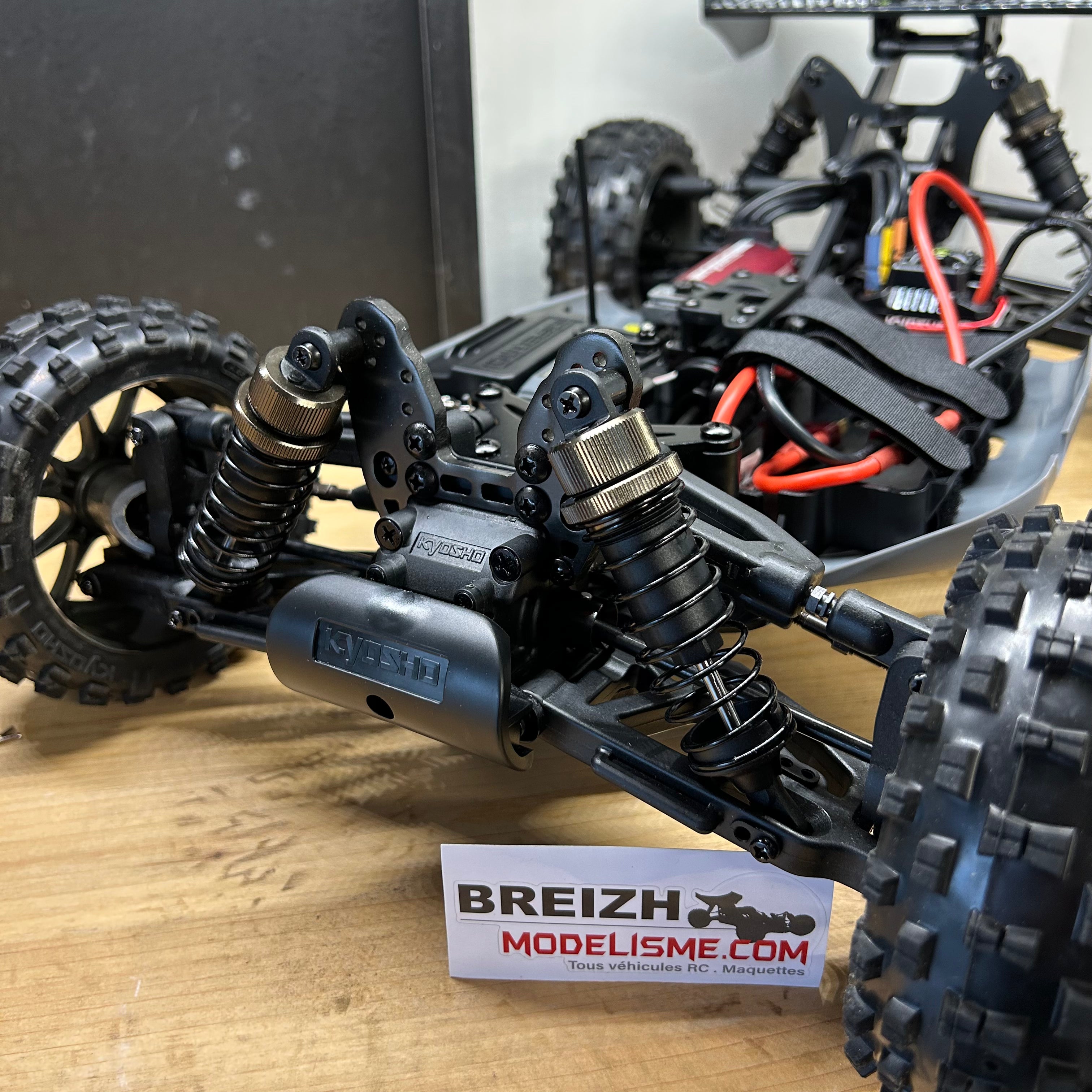 Buggy Kyosho Inferno Neo brushless VE 4.0 1/8 EP RTR T1 blanc - K.34118T2B