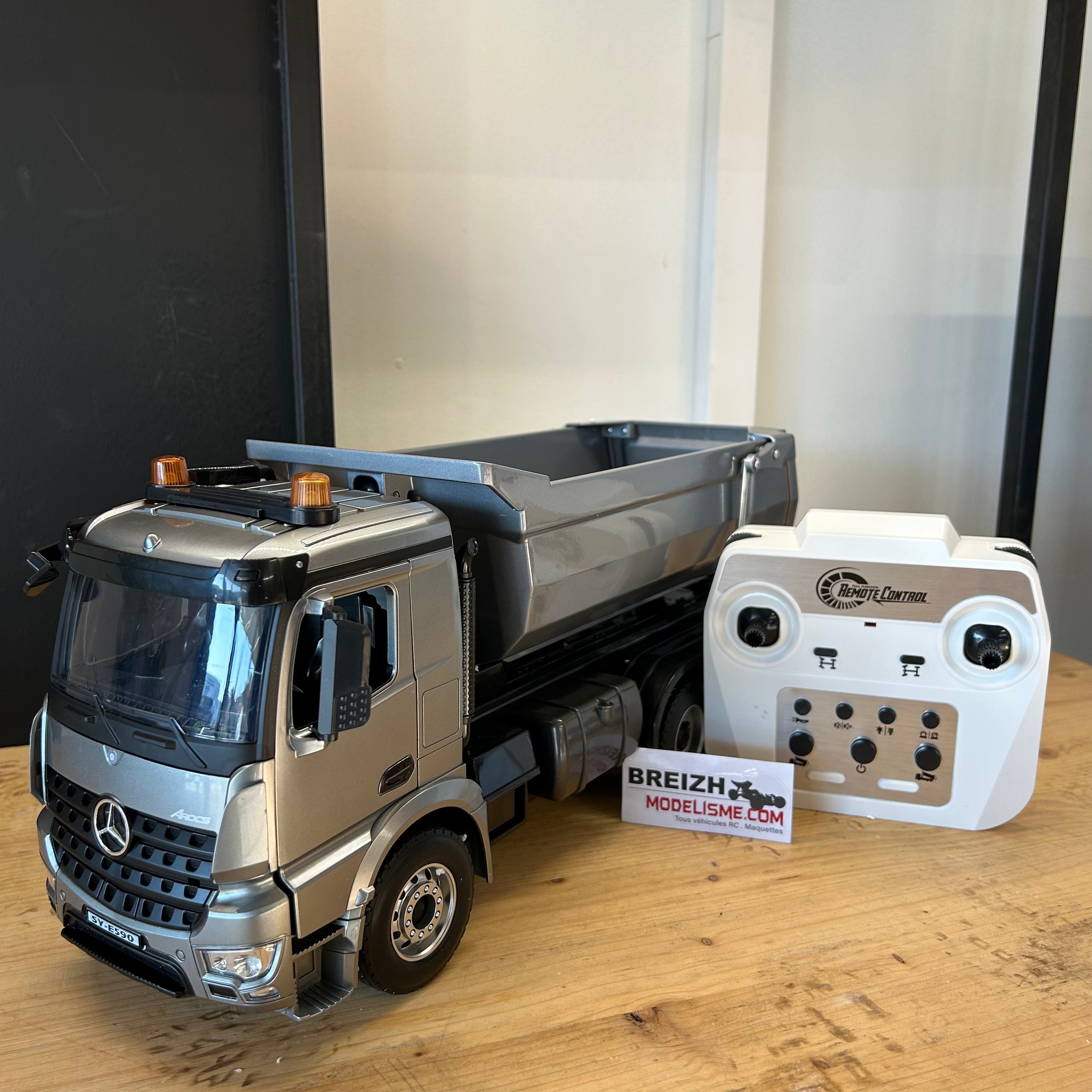 Camion Benne en métal Mercedes Benz Arocs 1/20 E590-003